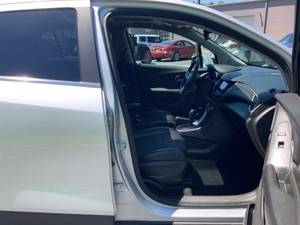 Used 2020 Chevrolet Trax LT w/ Sun & Sound Package FWD image 26