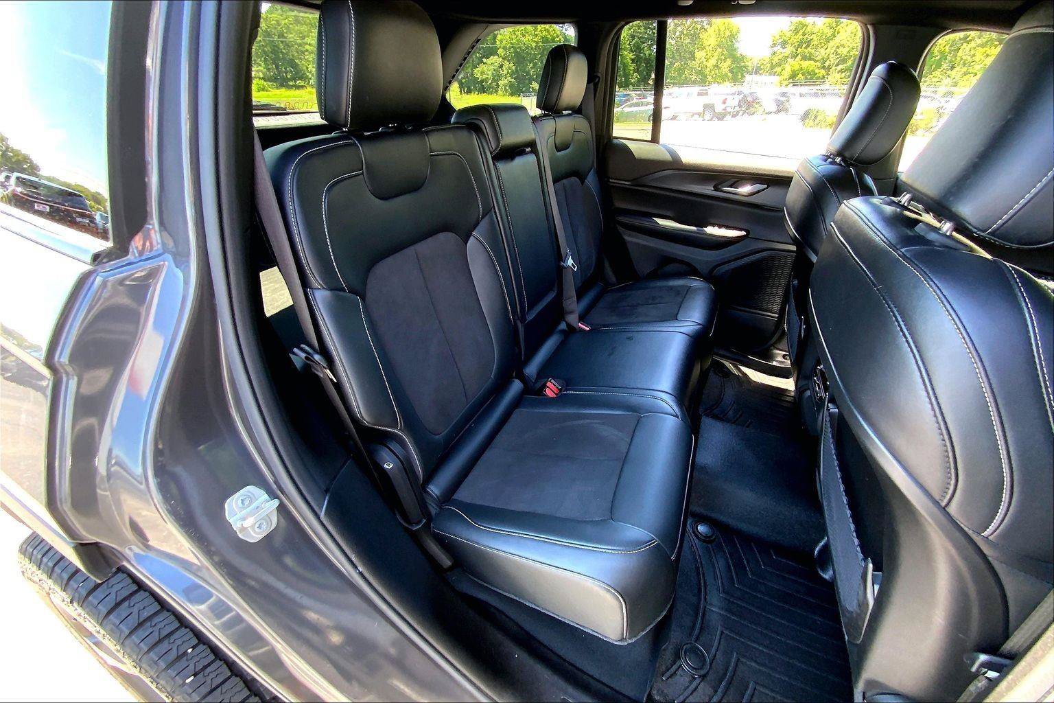 Used 2023 Jeep Grand Cherokee Altitude AWD/4WD image 24