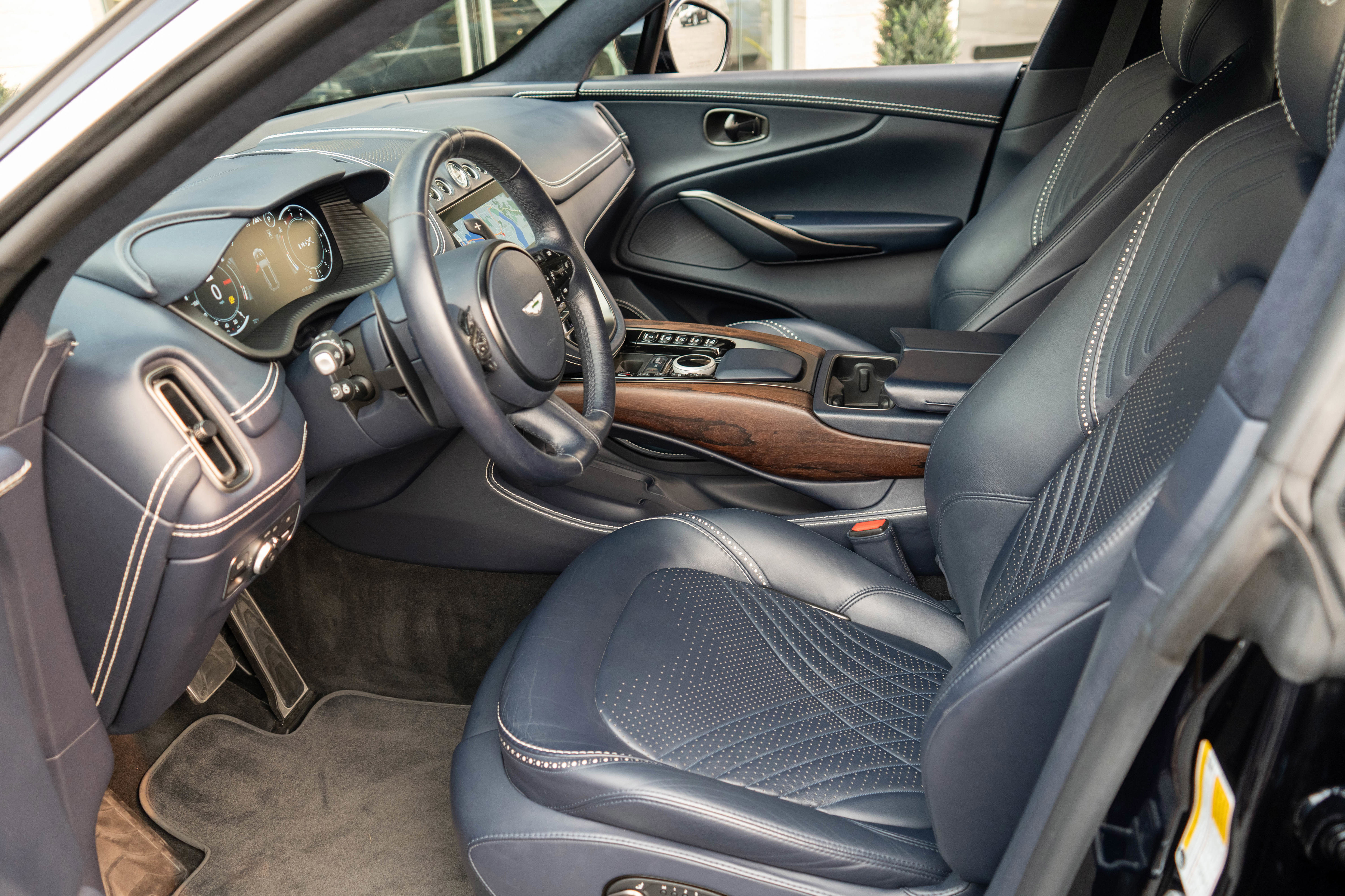 Used 2021 Aston Martin DBX image 11