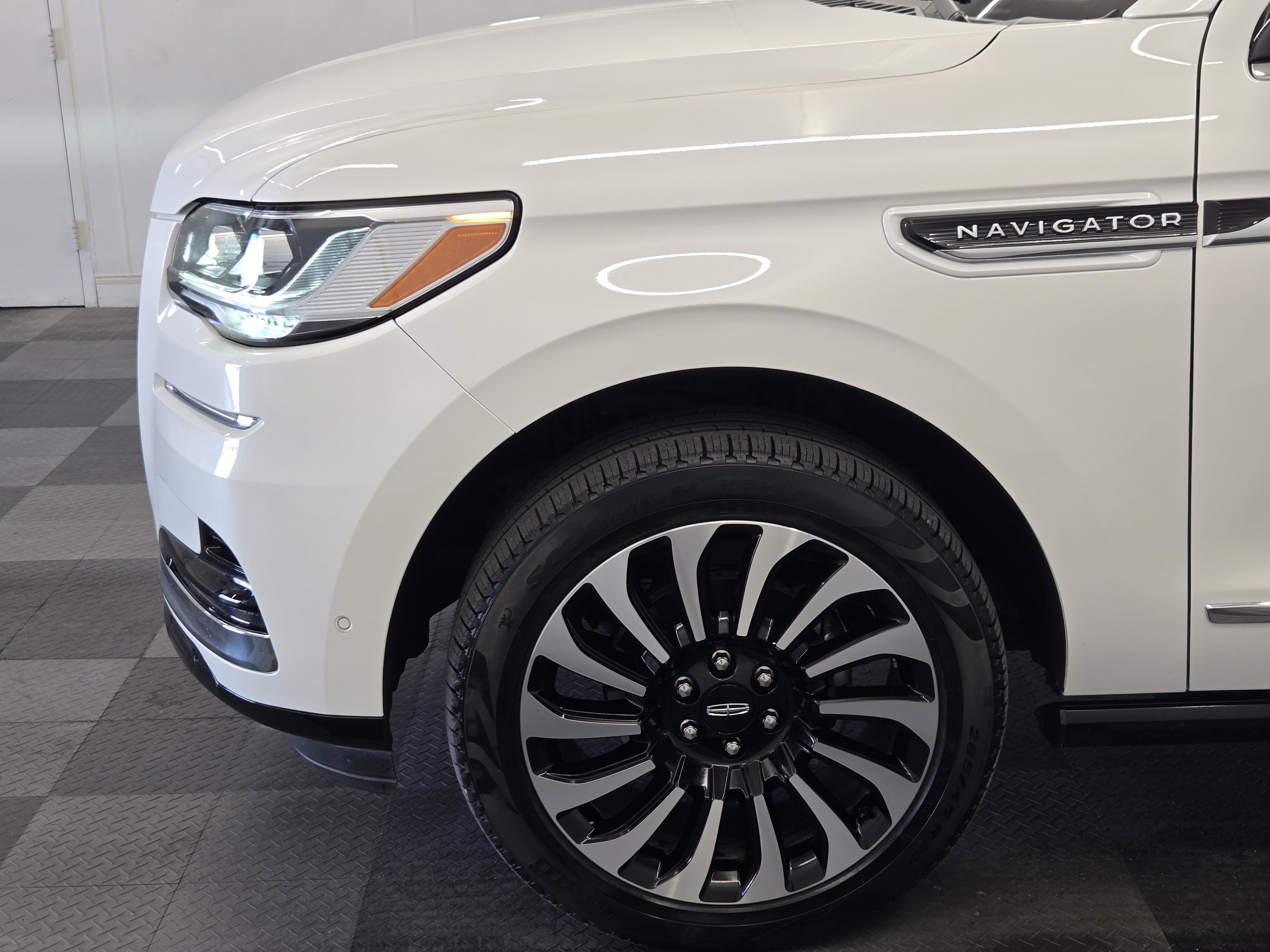 Used 2024 Lincoln Navigator L Black Label AWD/4WD image 9