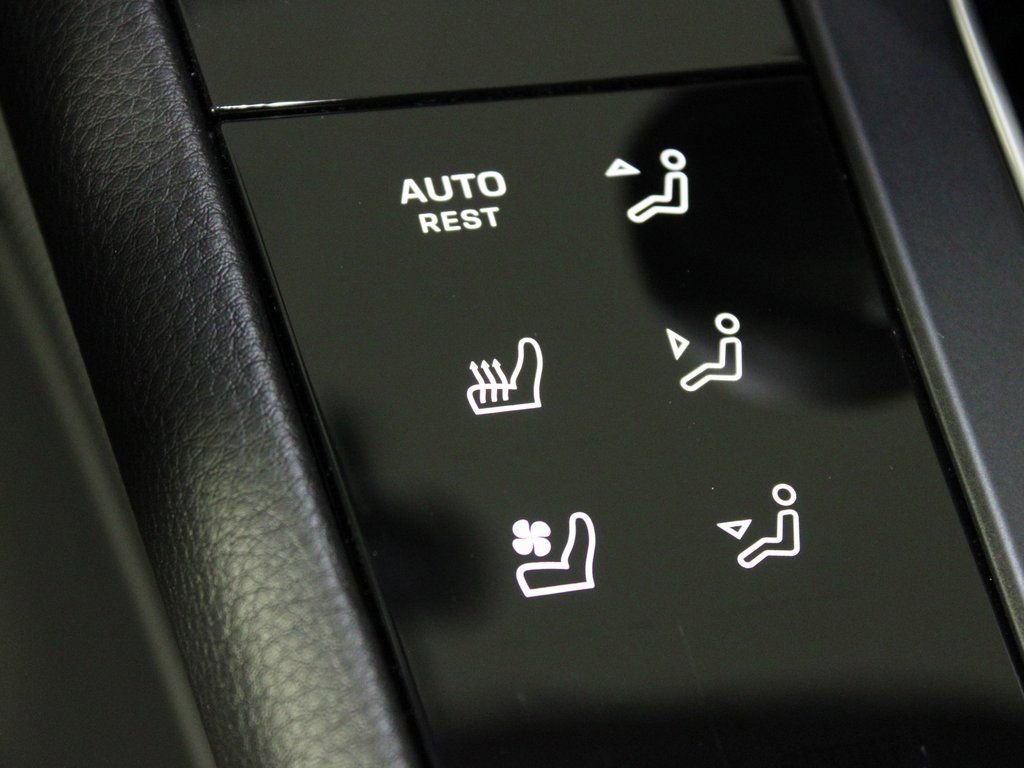 Certified 2026 Porsche Macan Turbo AWD/4WD image 29