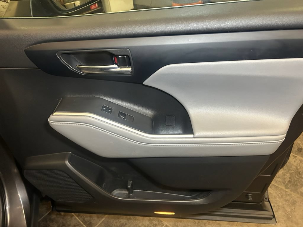 Used 2022 Toyota Highlander XLE AWD/4WD image 19