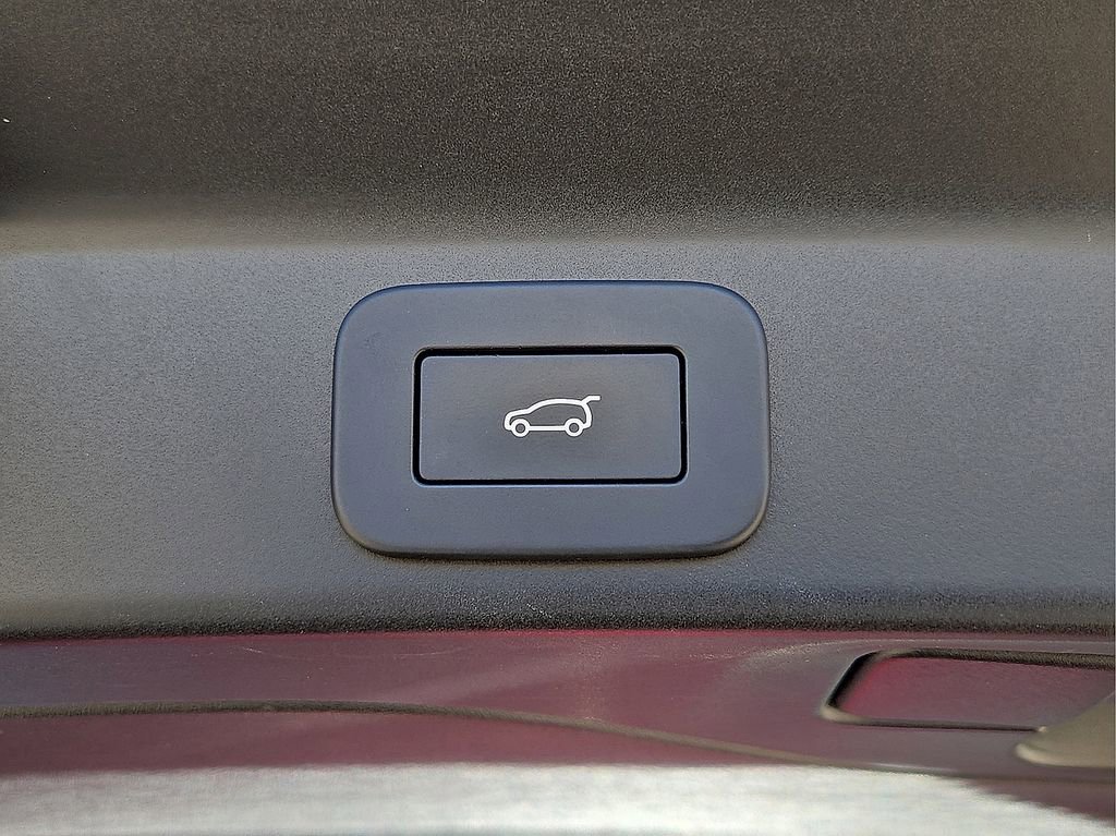 Used 2024 Jaguar F-PACE R-Dynamic S image 13