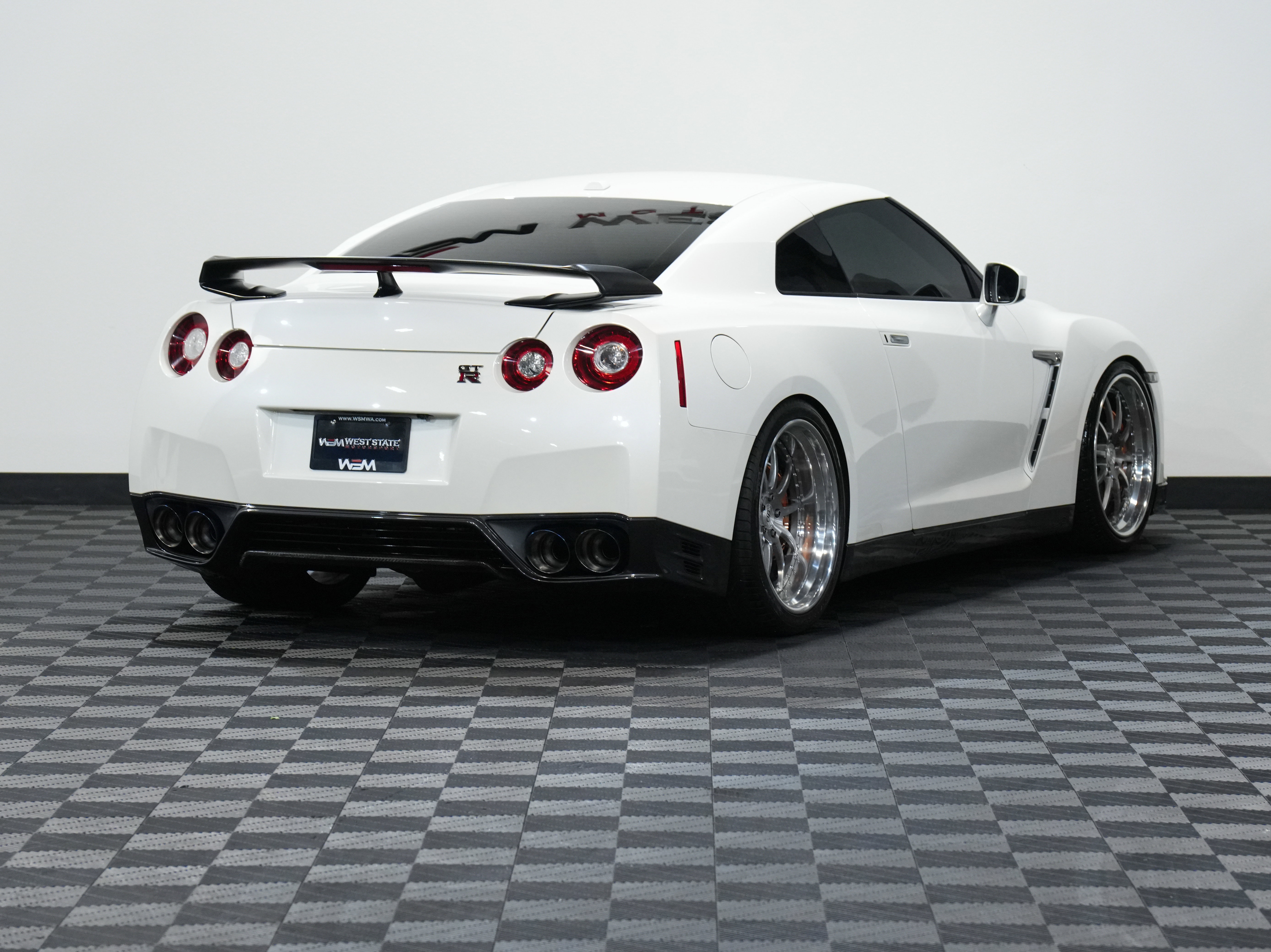 Used 2015 Nissan GT-R Black Edition image 6