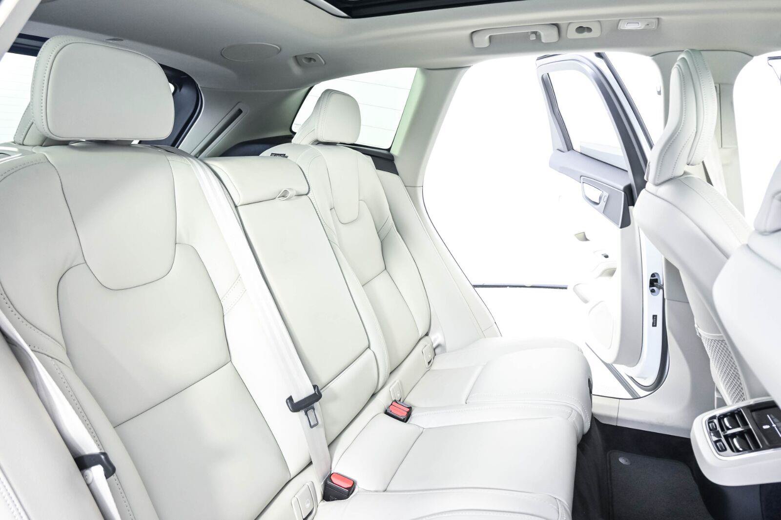 Certified 2023 Volvo XC60 B5 Ultimate FWD image 24