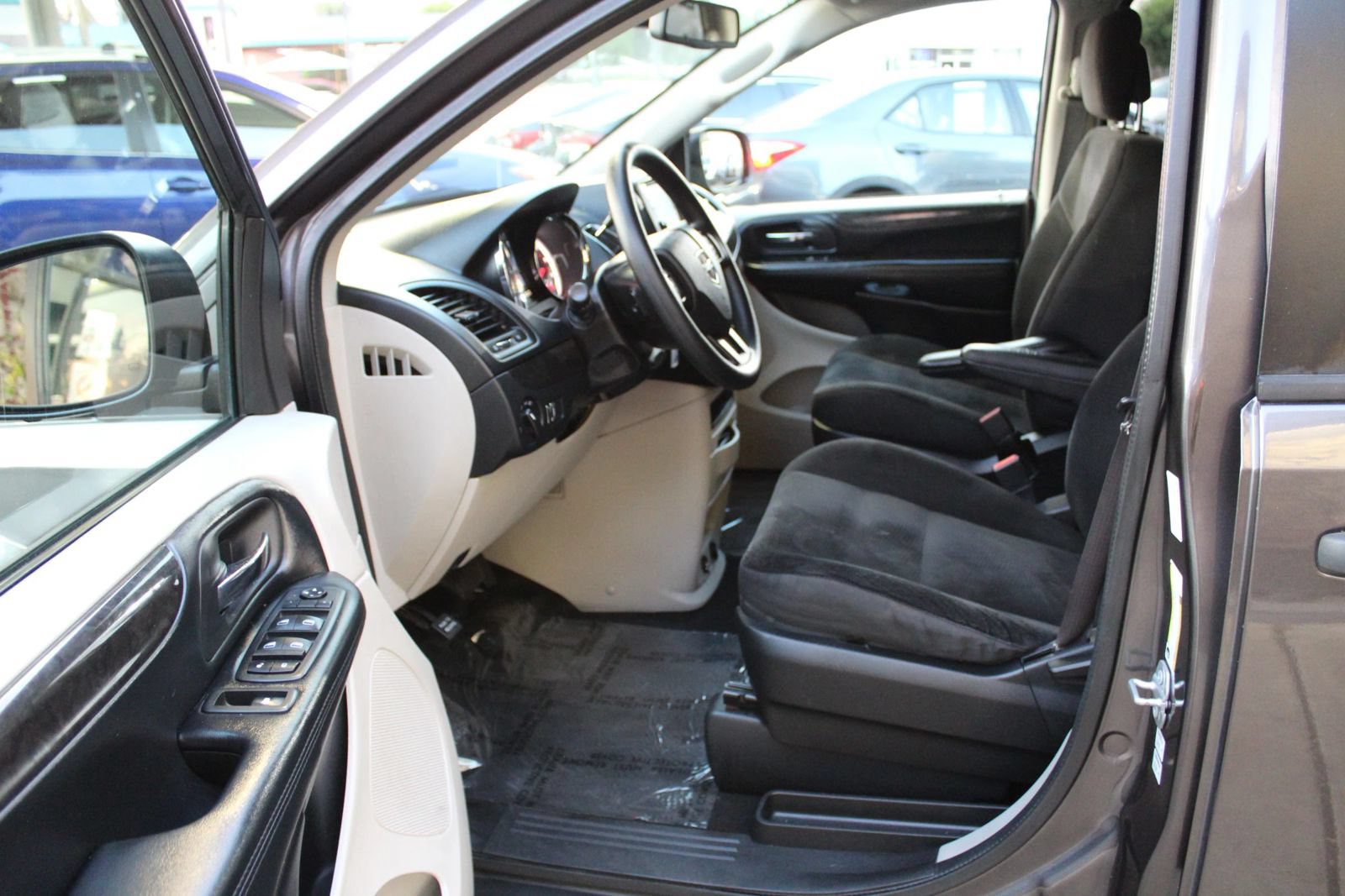 Used 2019 Dodge Grand Caravan SE FWD image 9