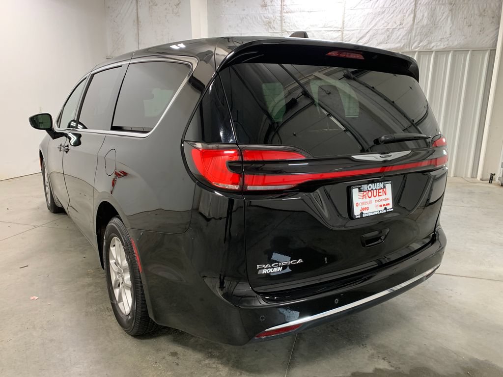 Used 2025 Chrysler Pacifica Select FWD image 6