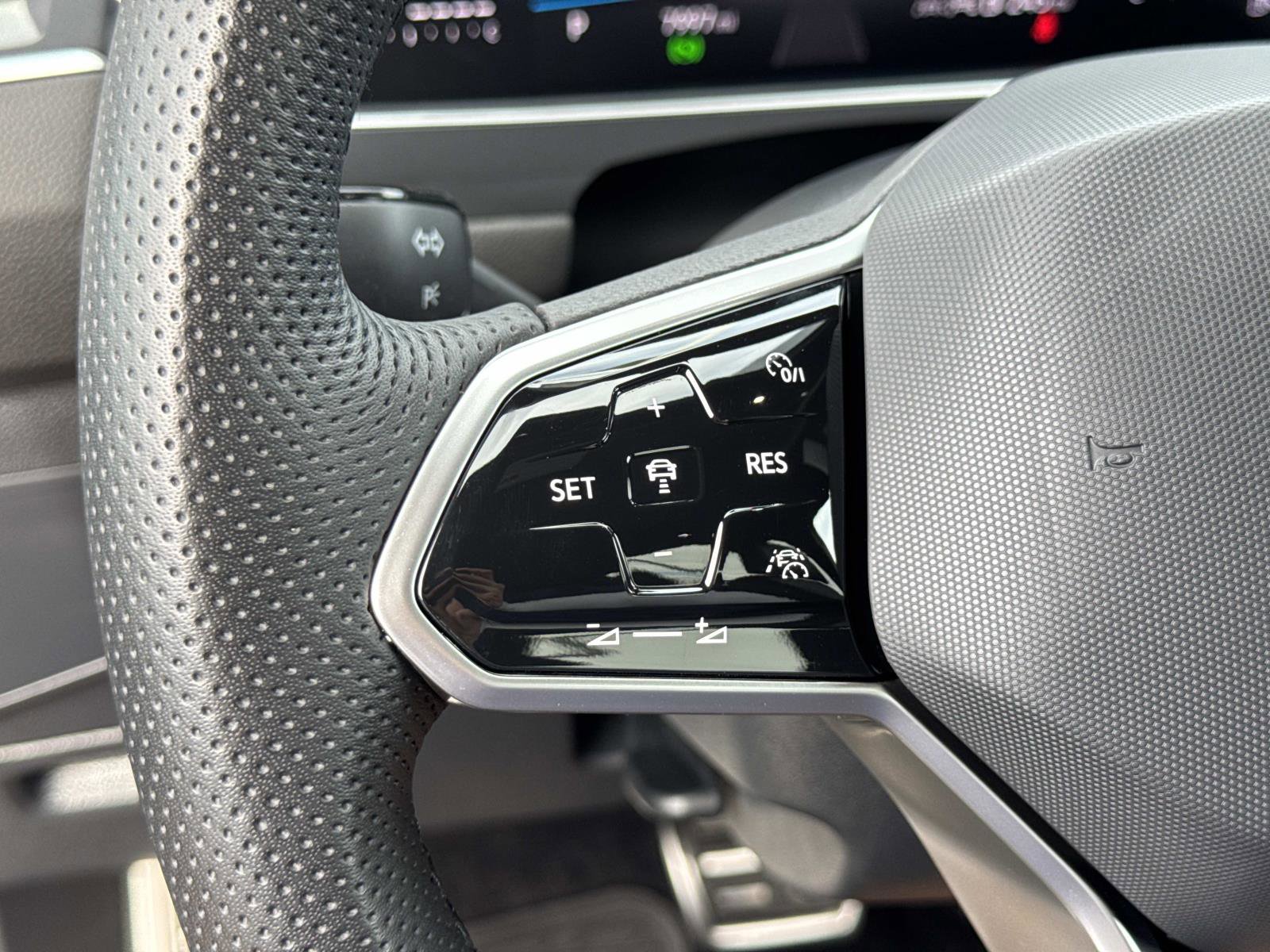 Certified 2024 Volkswagen Tiguan SE R-Line image 11