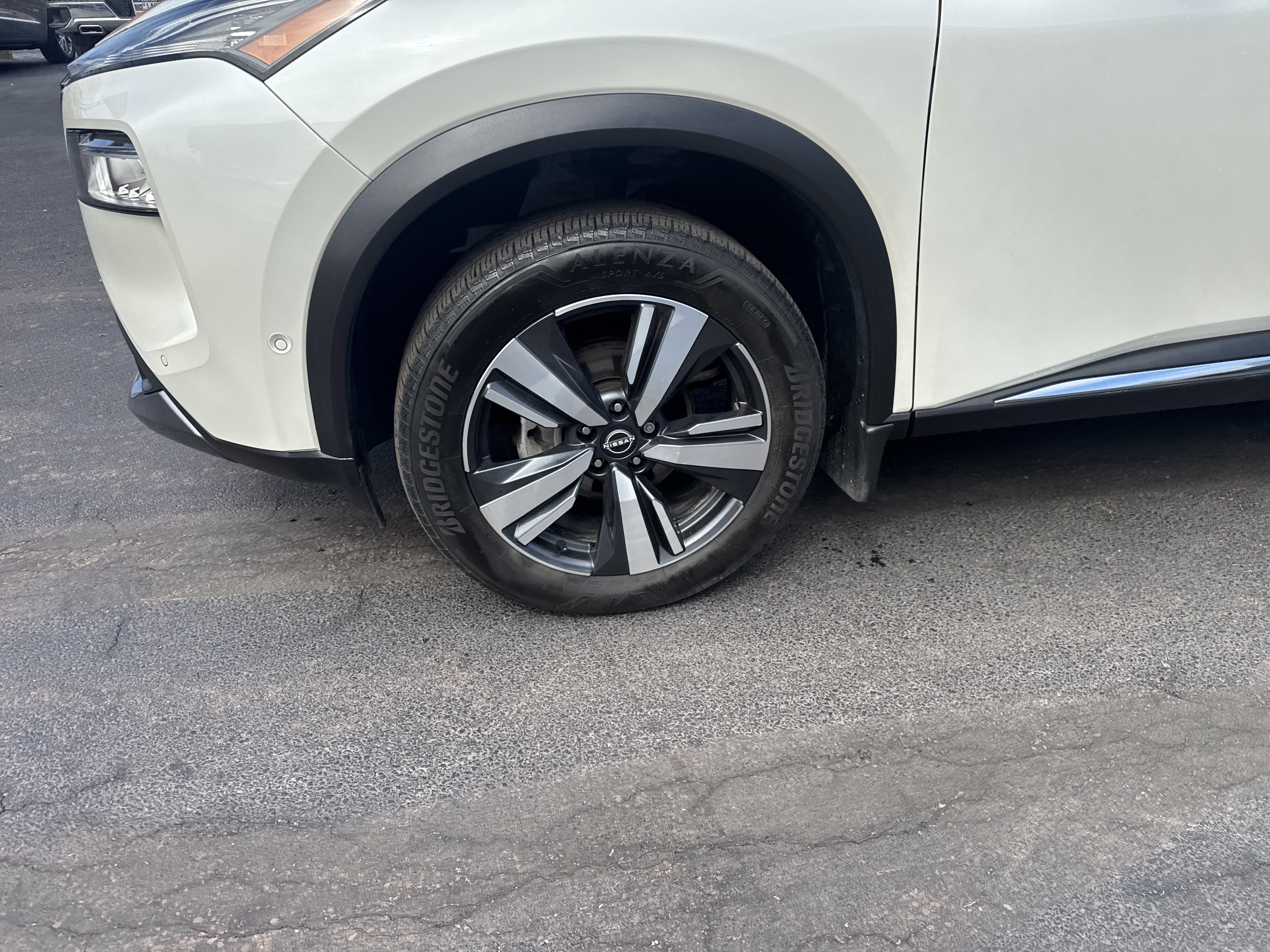 Used 2023 Nissan Rogue SL w/ SL Premium Package image 11