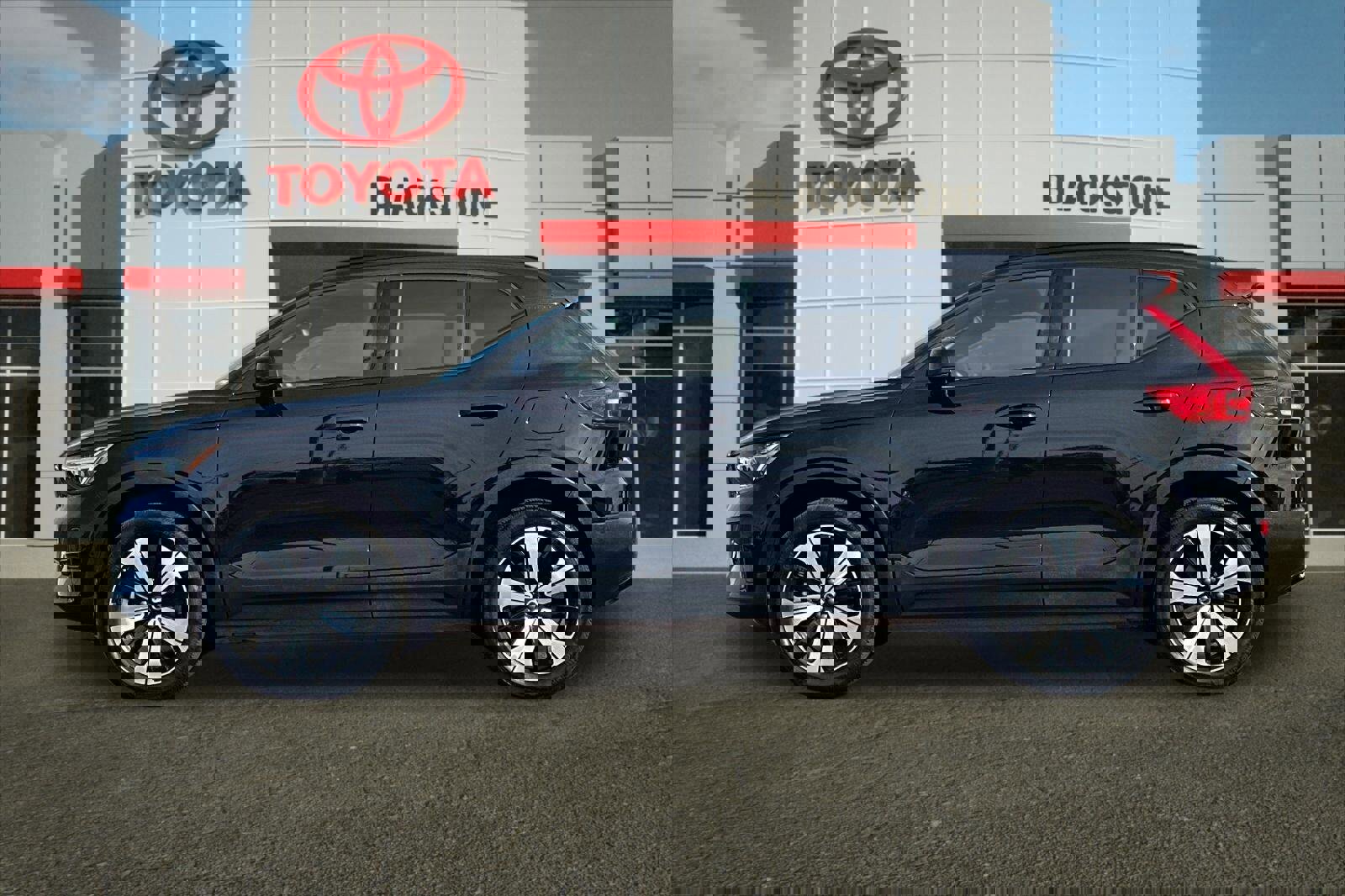 Used 2023 Volvo XC40 Recharge Plus image 6