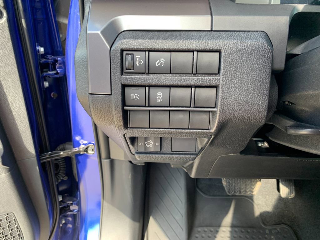 Used 2025 Toyota Tacoma SR5 AWD/4WD image 32