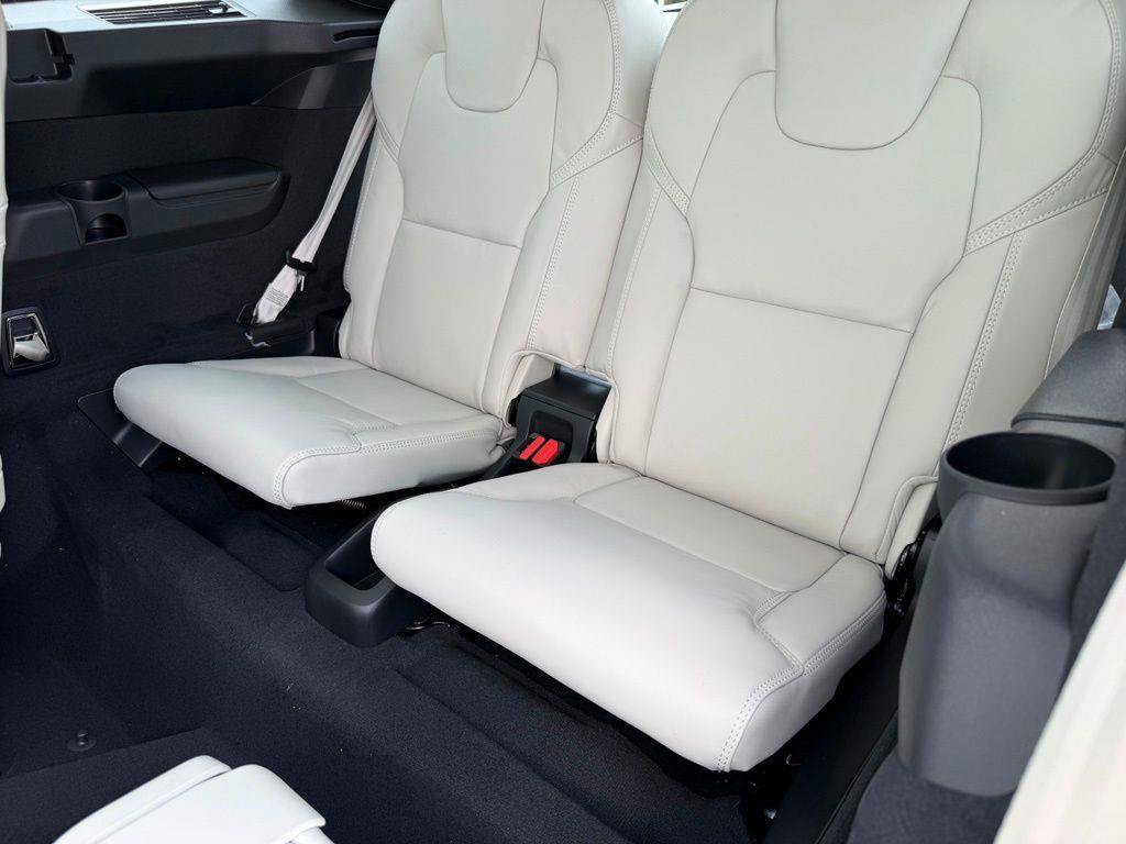 New 2026 Volvo XC90 T8 Ultra w/ Protection Package Premier AWD/4WD image 12