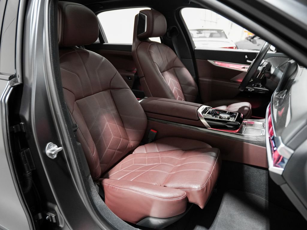 Used 2023 BMW 760i xDrive w/ Executive Package image 23
