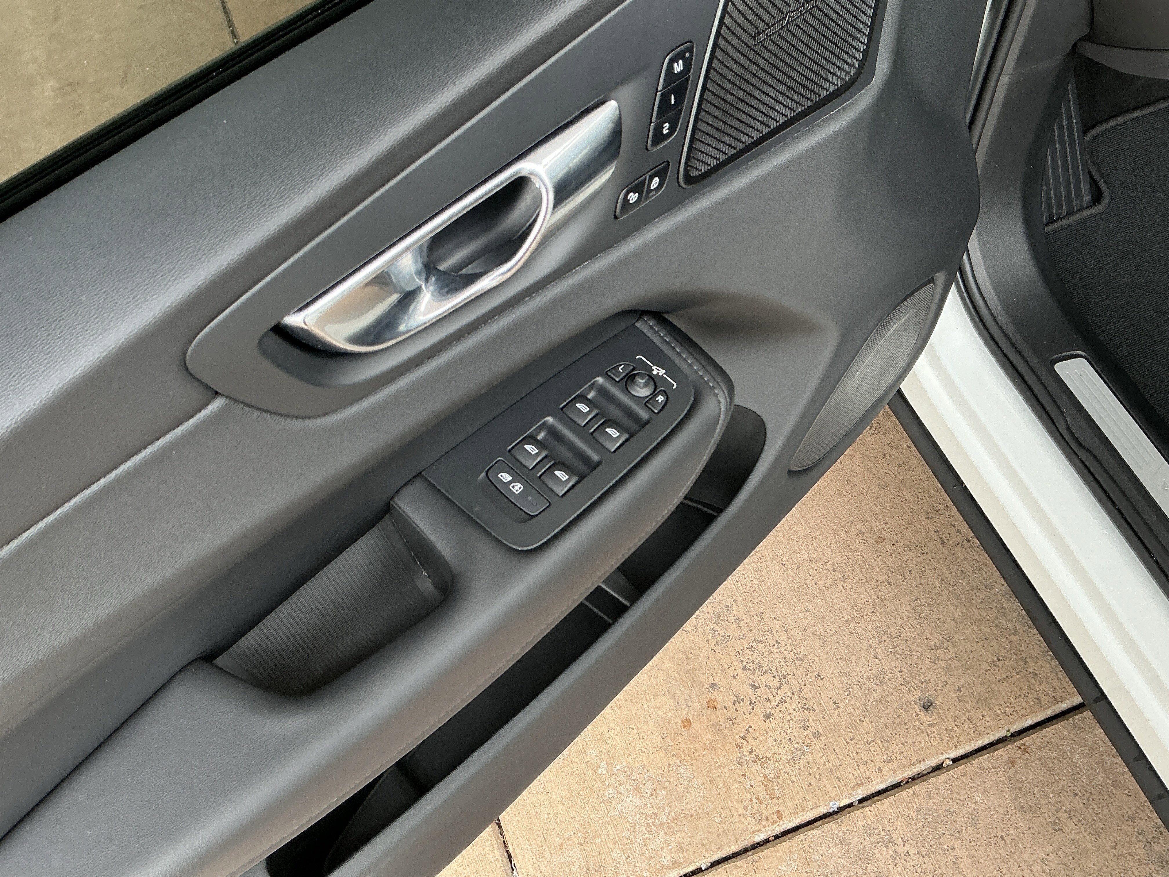 Used 2023 Volvo XC60 B5 Plus image 15