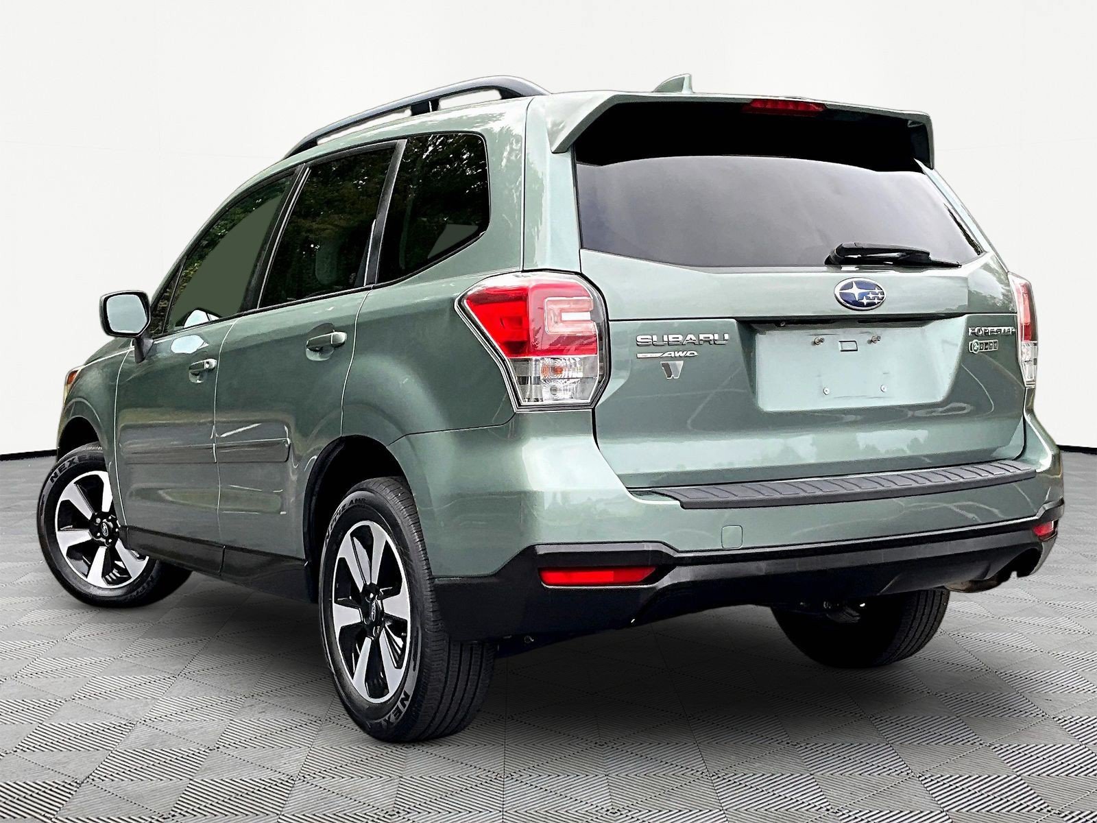 Used 2018 Subaru Forester 2.5i Premium w/ All-Weather Package AWD/4WD image 4