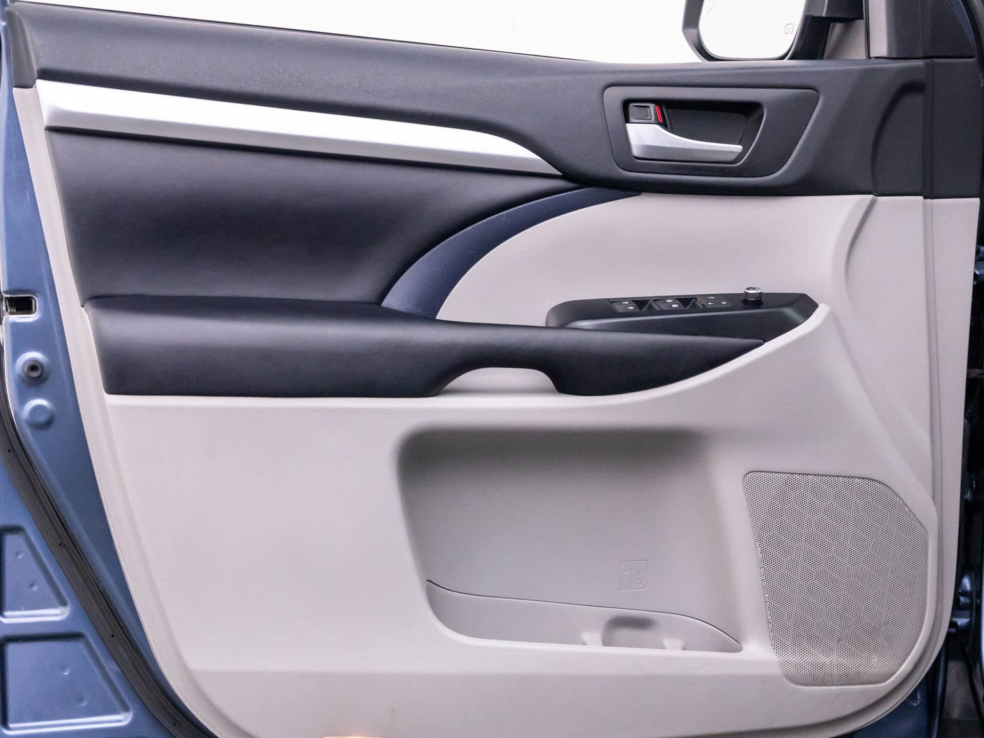 Used 2019 Toyota Highlander XLE image 12