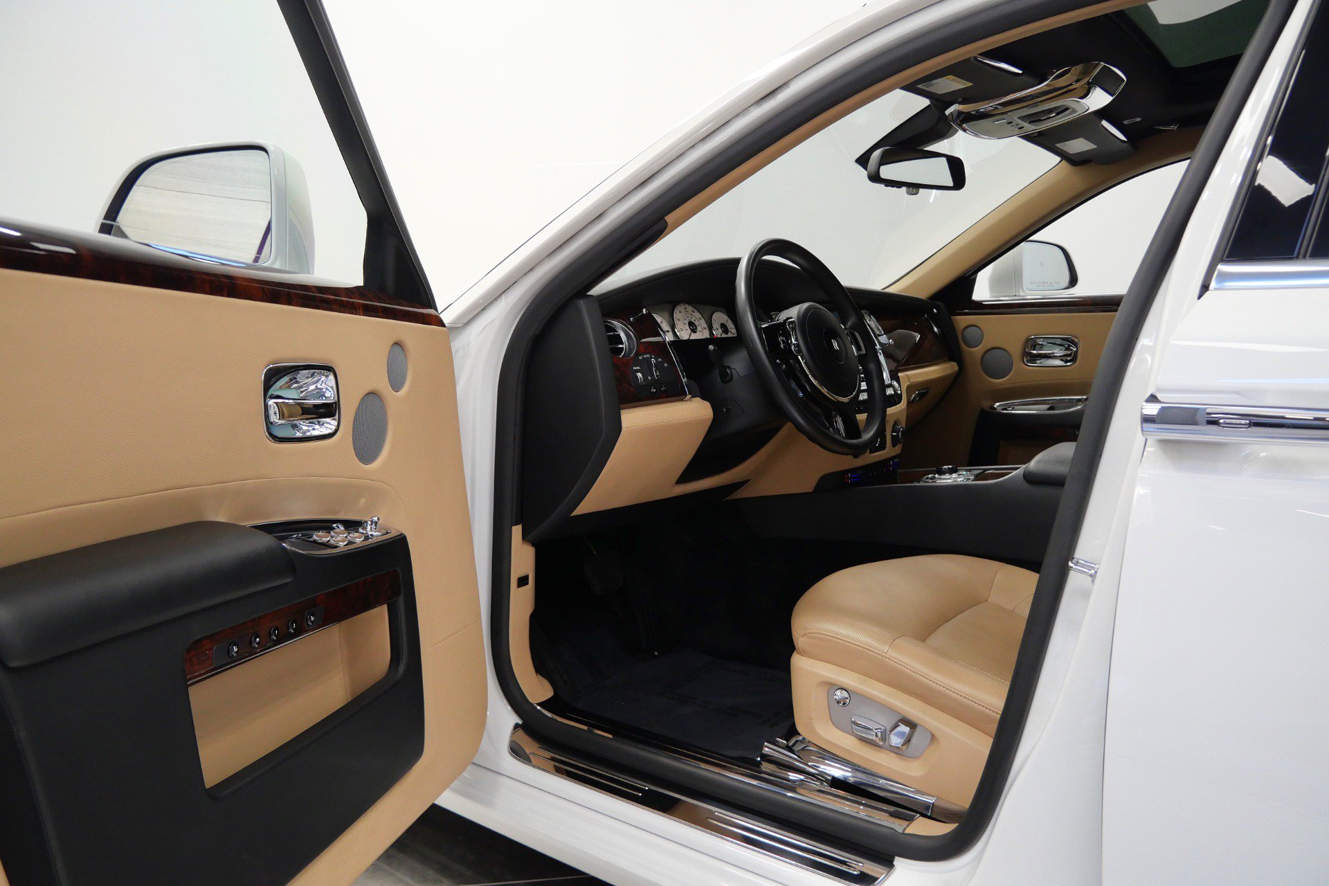 Used 2013 Rolls-Royce Ghost RWD image 22