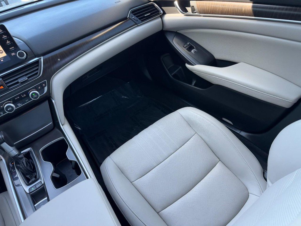 Used 2018 Honda Accord Touring image 19