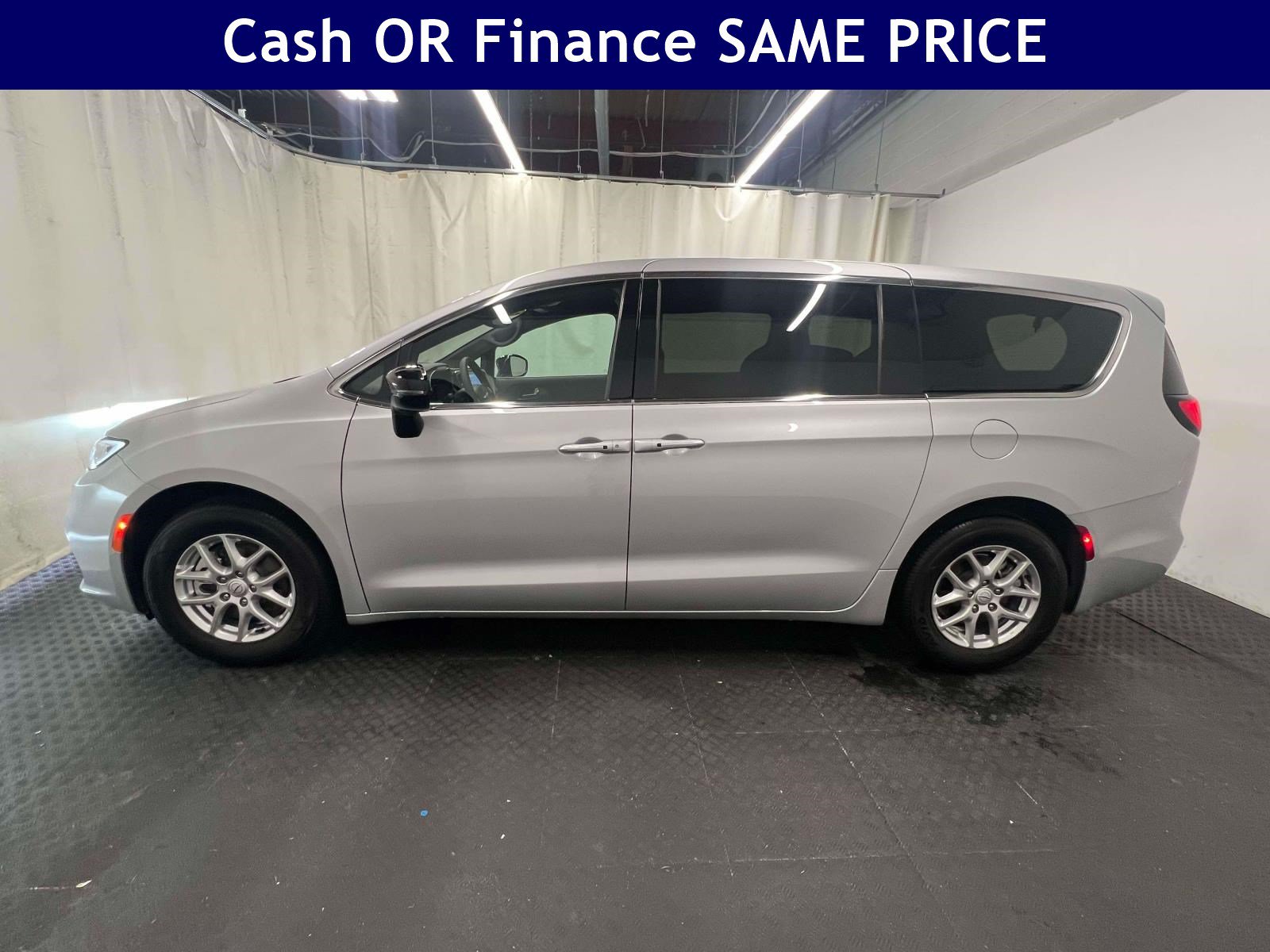 Used 2026 Chrysler Pacifica Select FWD image 8
