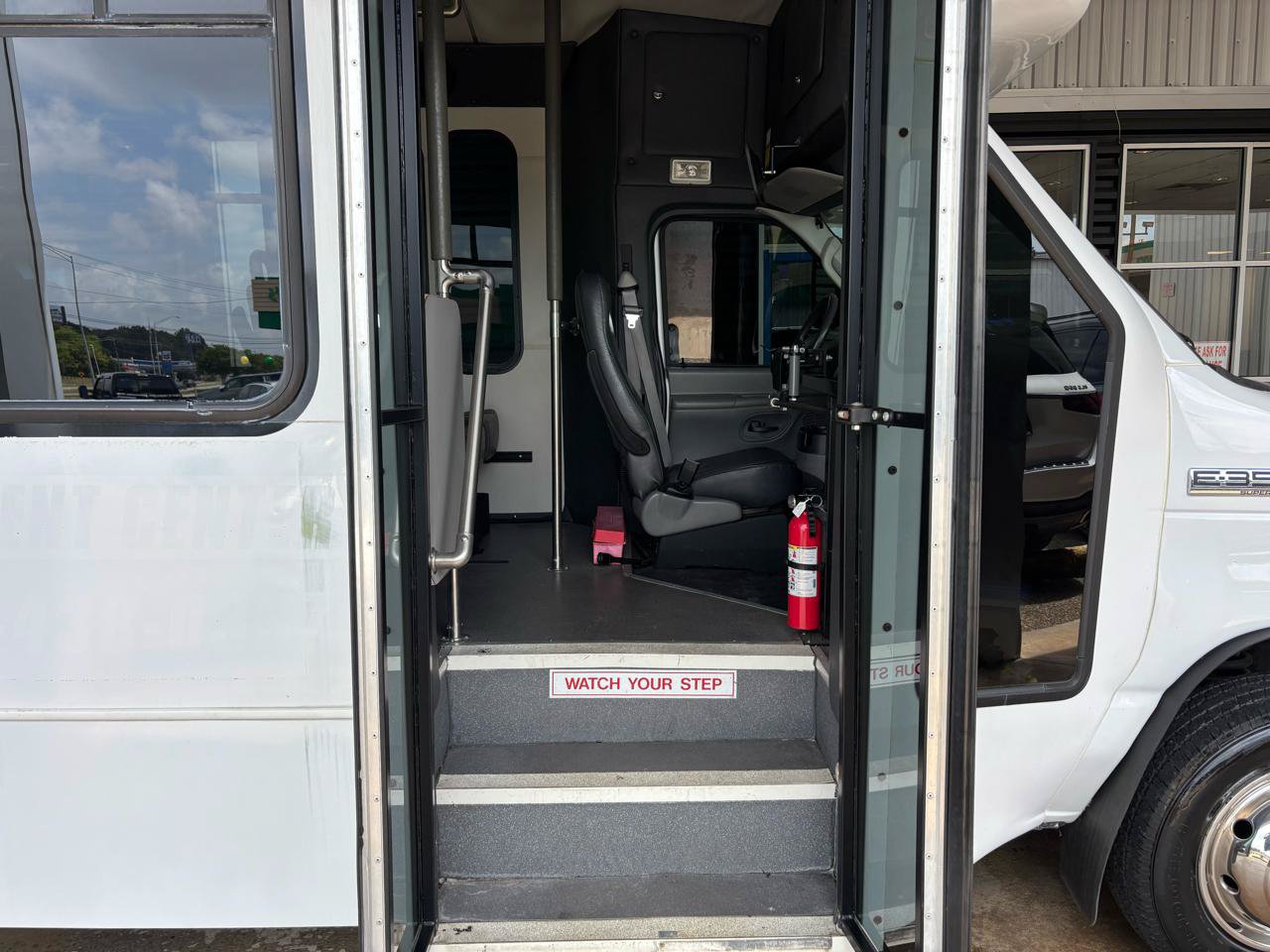 Used 2006 Ford E-350 and Econoline 350 Super Duty RWD image 15