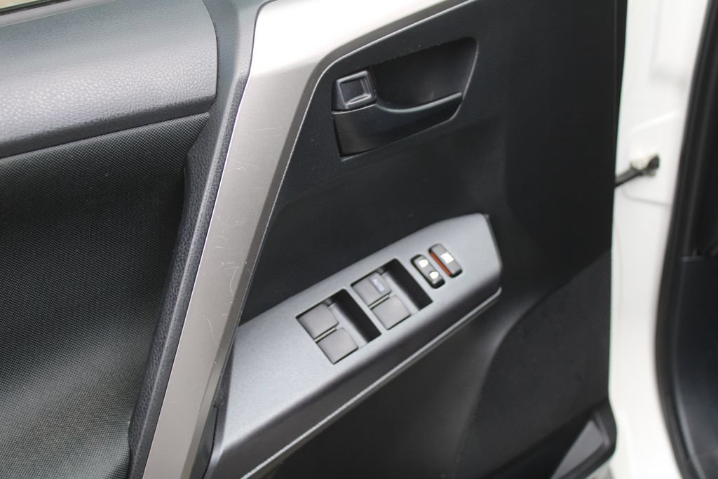 Used 2018 Toyota RAV4 LE FWD image 18