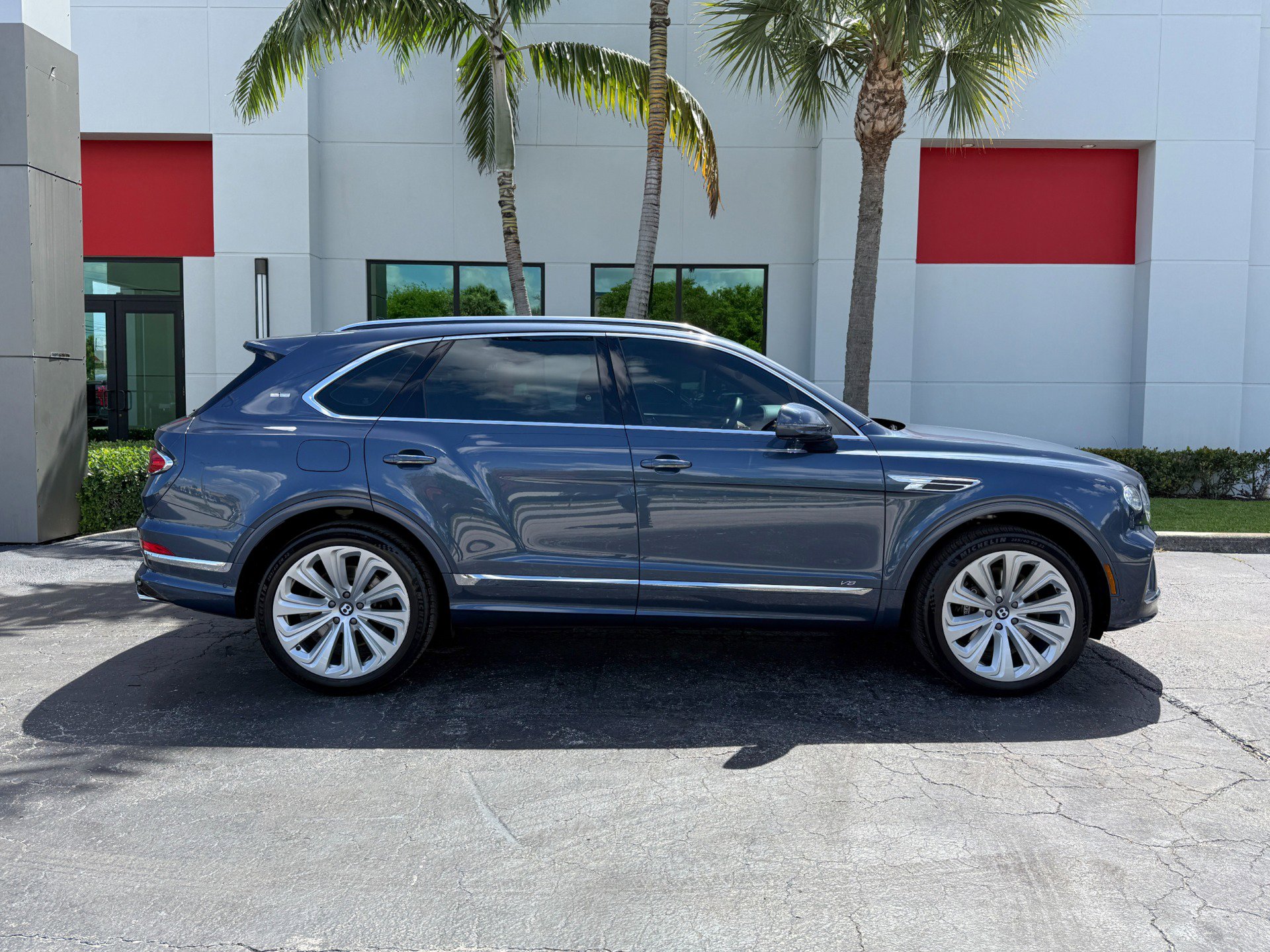 Used 2021 Bentley Bentayga AWD/4WD image 3