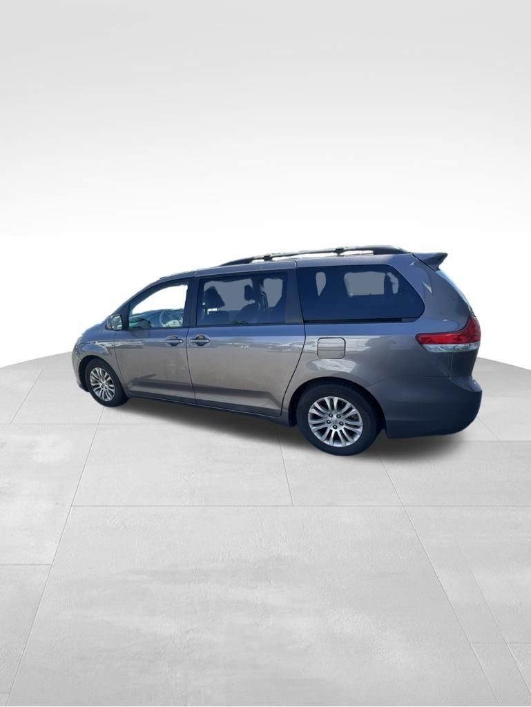 Used 2011 Toyota Sienna XLE w/ Entertainment Pkg FWD image 3