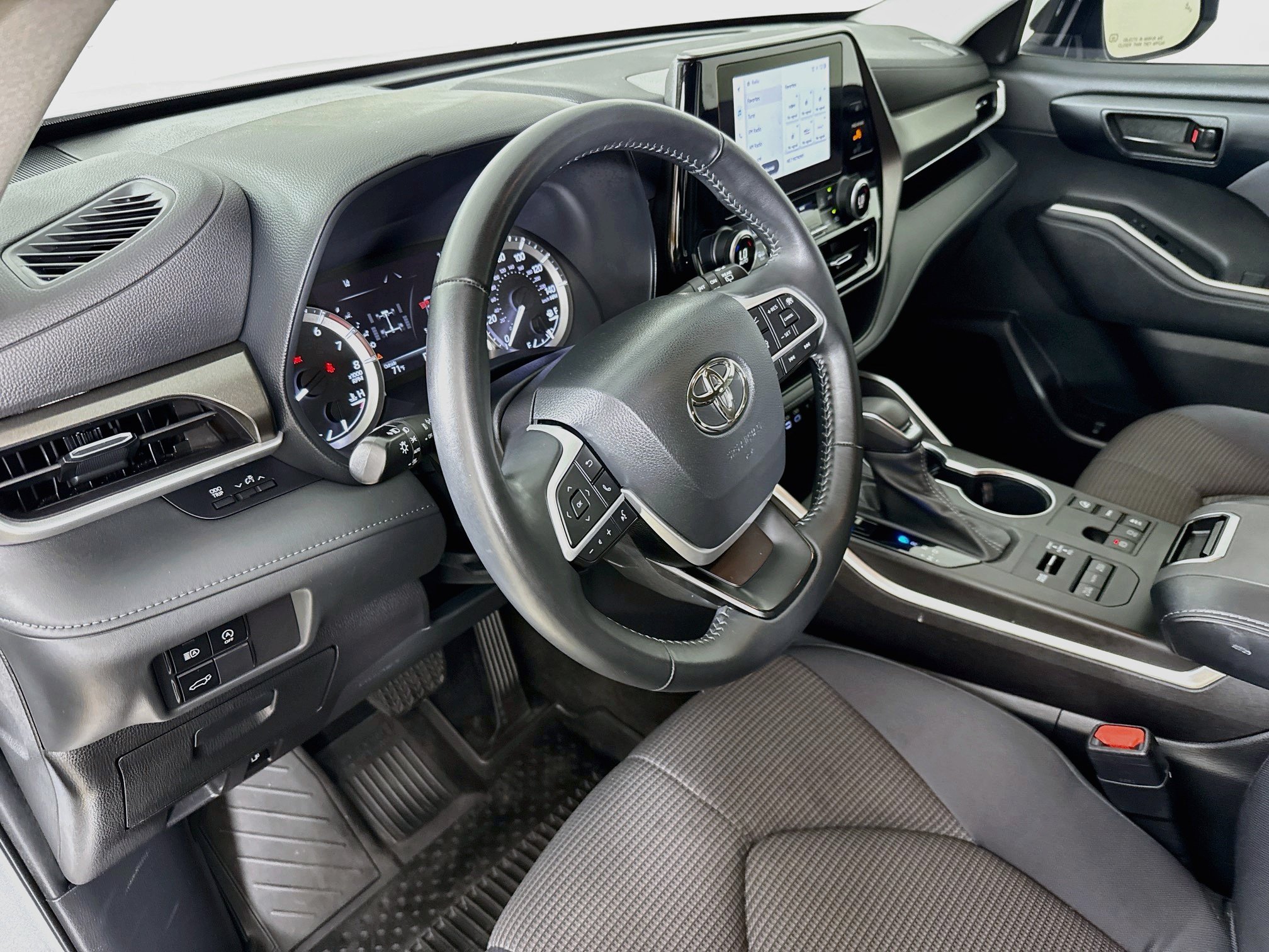 Used 2023 Toyota Highlander LE AWD/4WD image 10