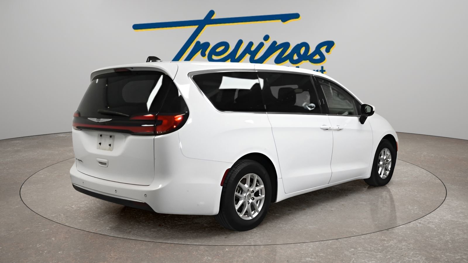 Used 2023 Chrysler Pacifica Touring-L image 2