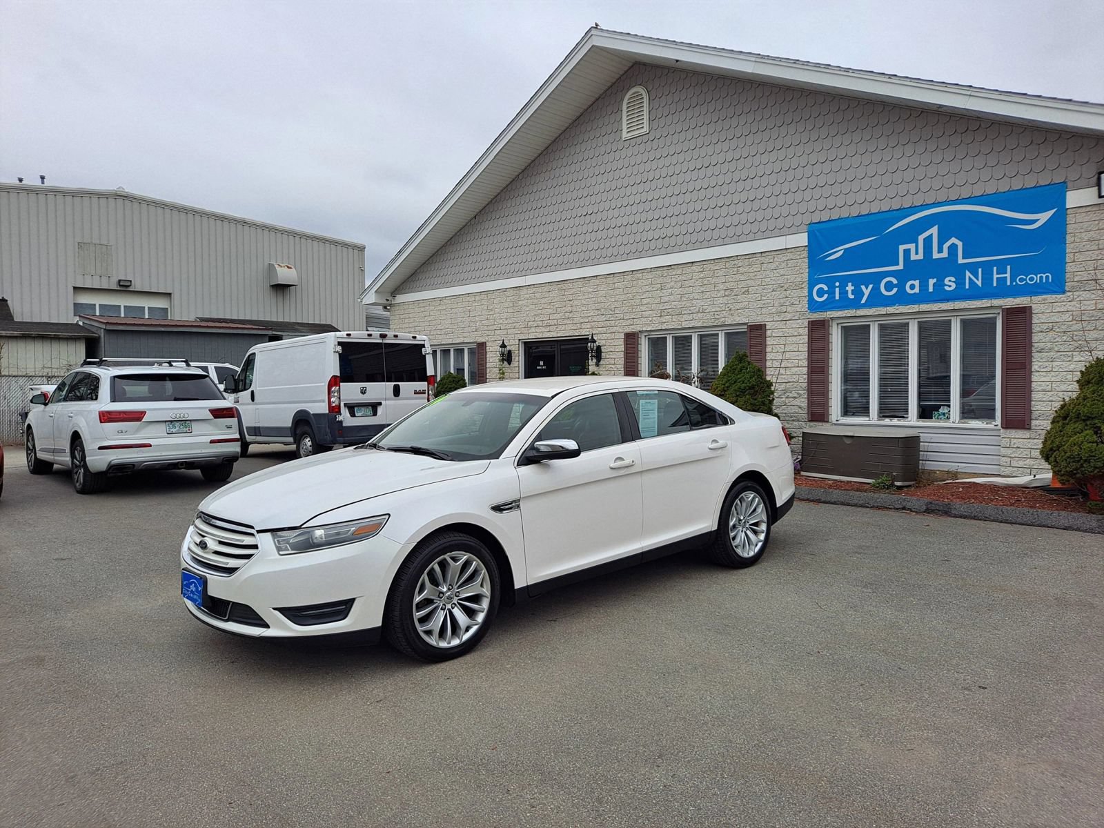 Used 2014 Ford Taurus Limited FWD image 1