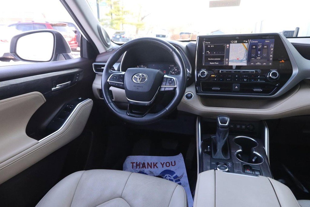 Used 2021 Toyota Highlander Platinum image 24