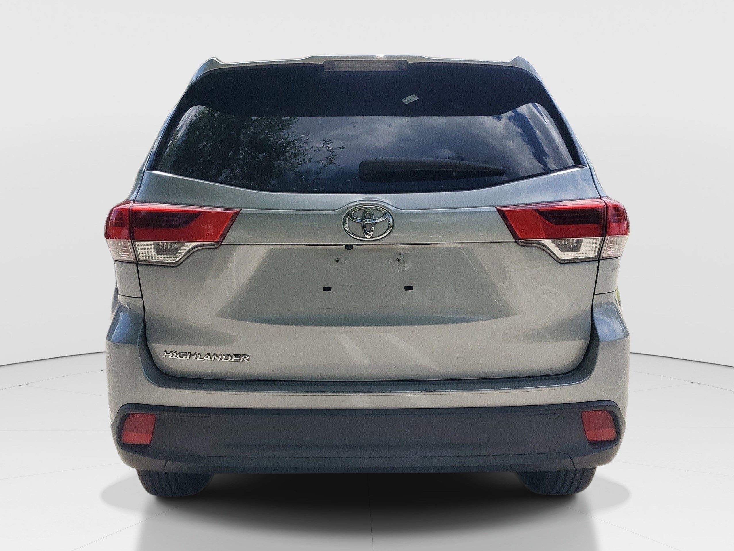Used 2019 Toyota Highlander LE FWD image 4