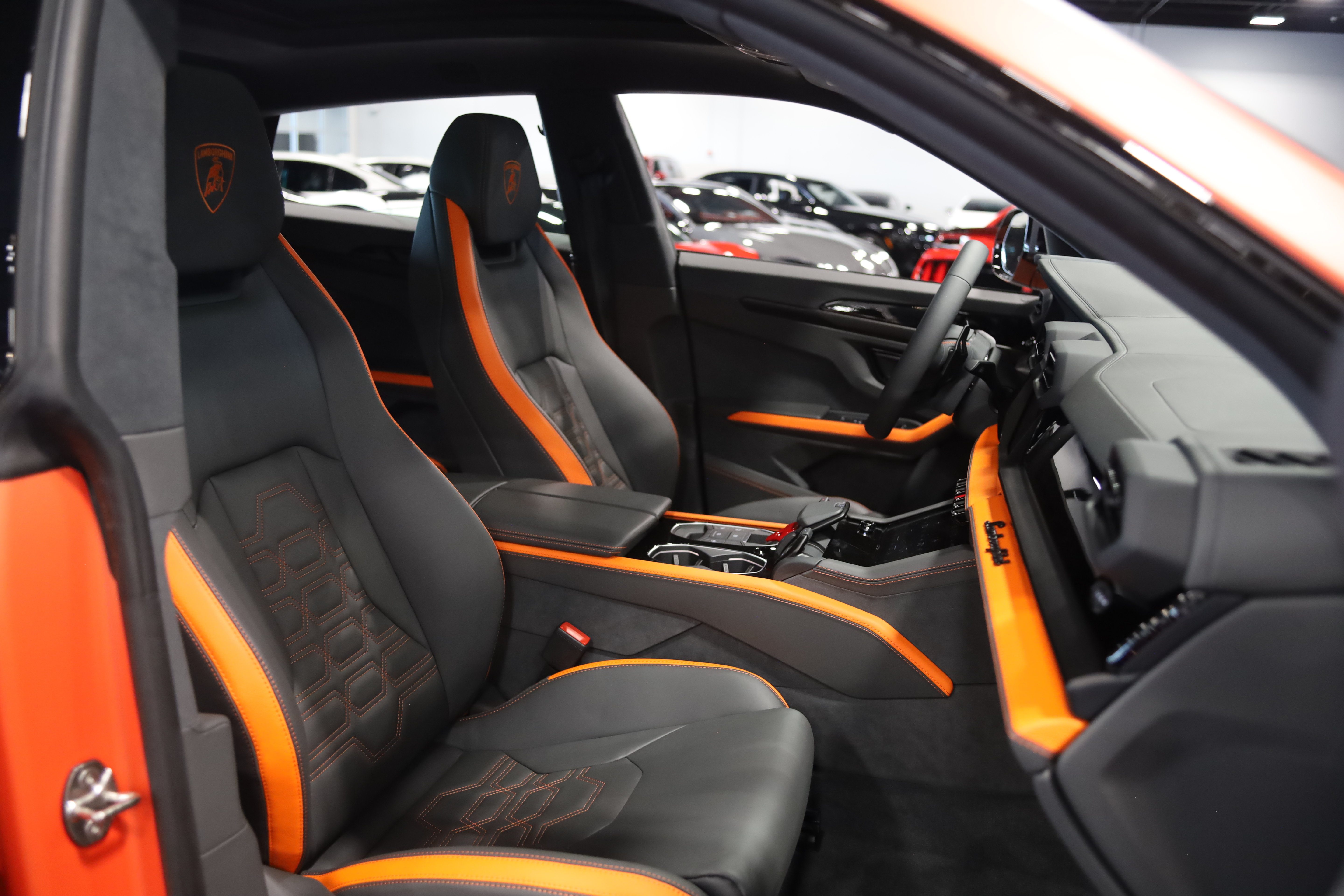 Used 2025 Lamborghini Urus SE AWD/4WD image 39