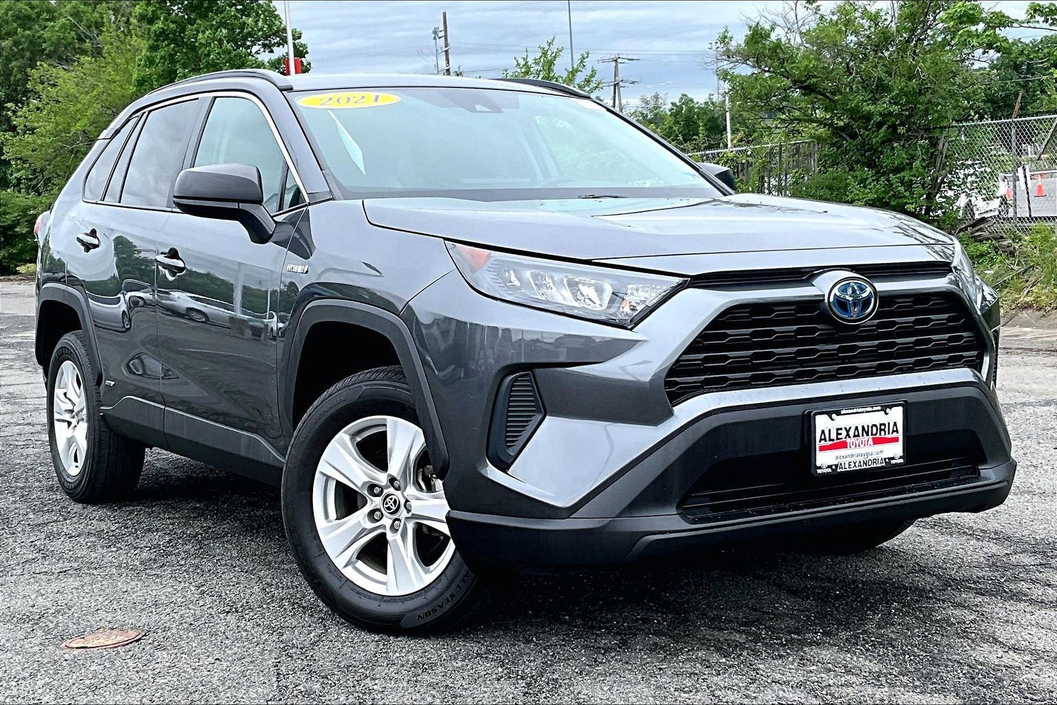 Used 2021 Toyota RAV4 LE AWD/4WD image 2