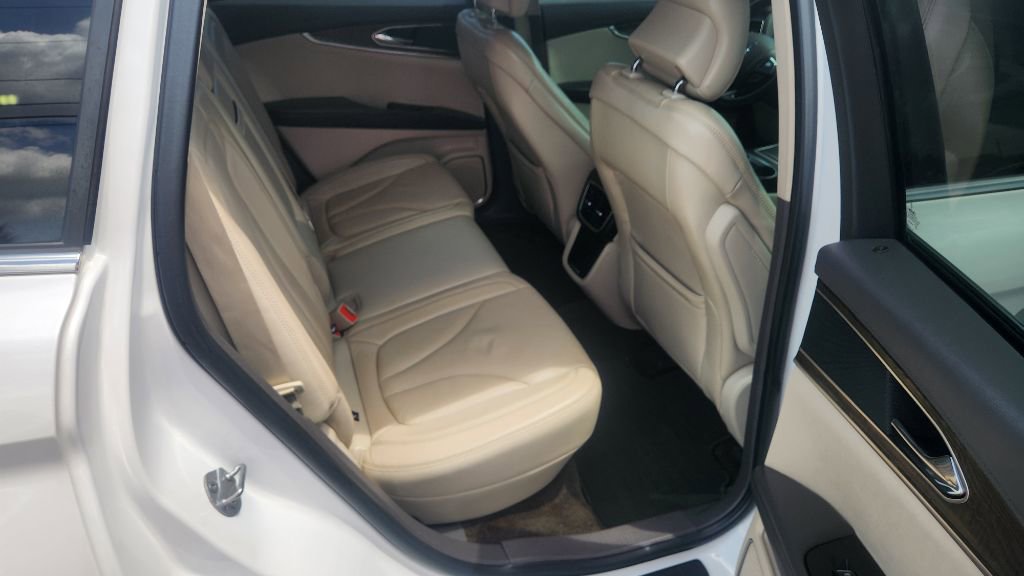 Used 2016 Lincoln MKX Reserve w/ Technology Package FWD image 18