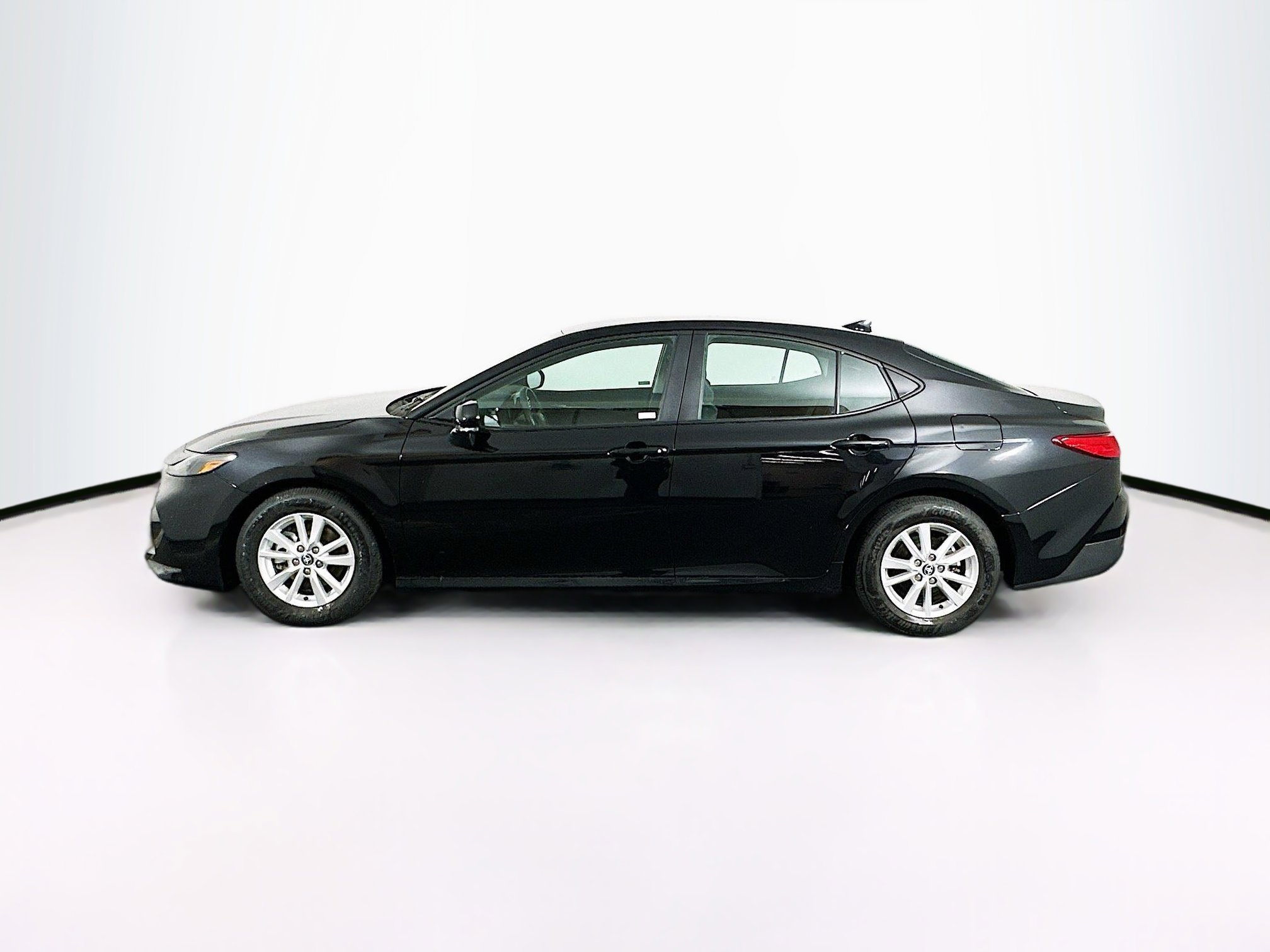 Used 2025 Toyota Camry LE image 4
