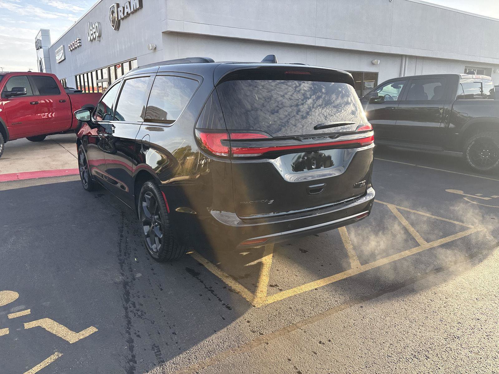 New 2027 Chrysler Pacifica Limited AWD/4WD image 7