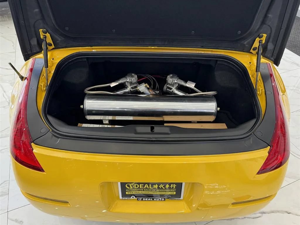 Used 2005 Nissan 350Z Touring RWD image 24