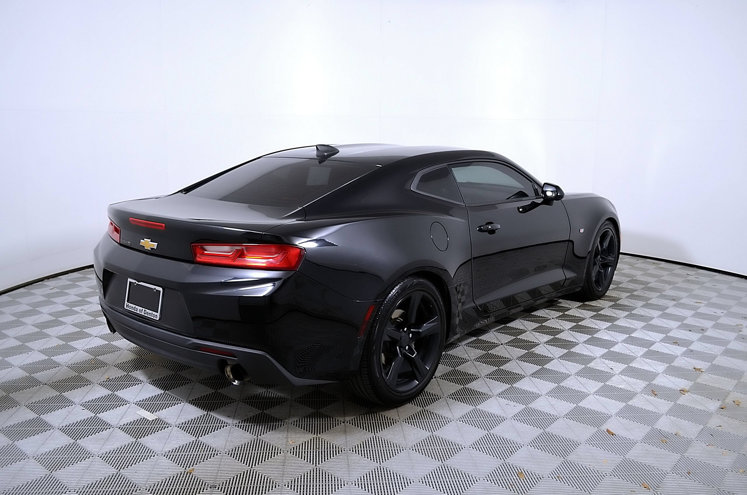 Used 2018 Chevrolet Camaro LT RWD image 7