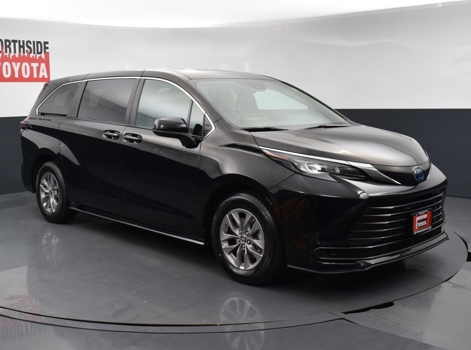 Used 2025 Toyota Sienna LE FWD image 6