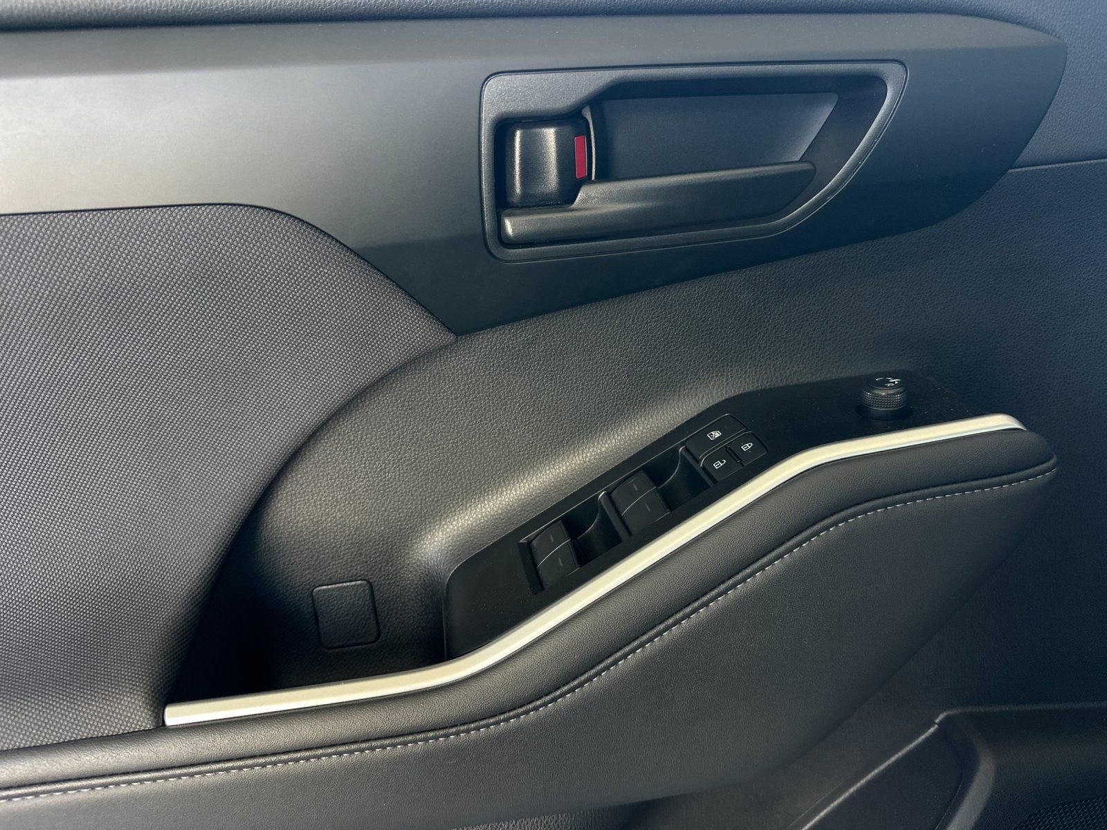 Used 2025 Toyota Highlander LE image 10