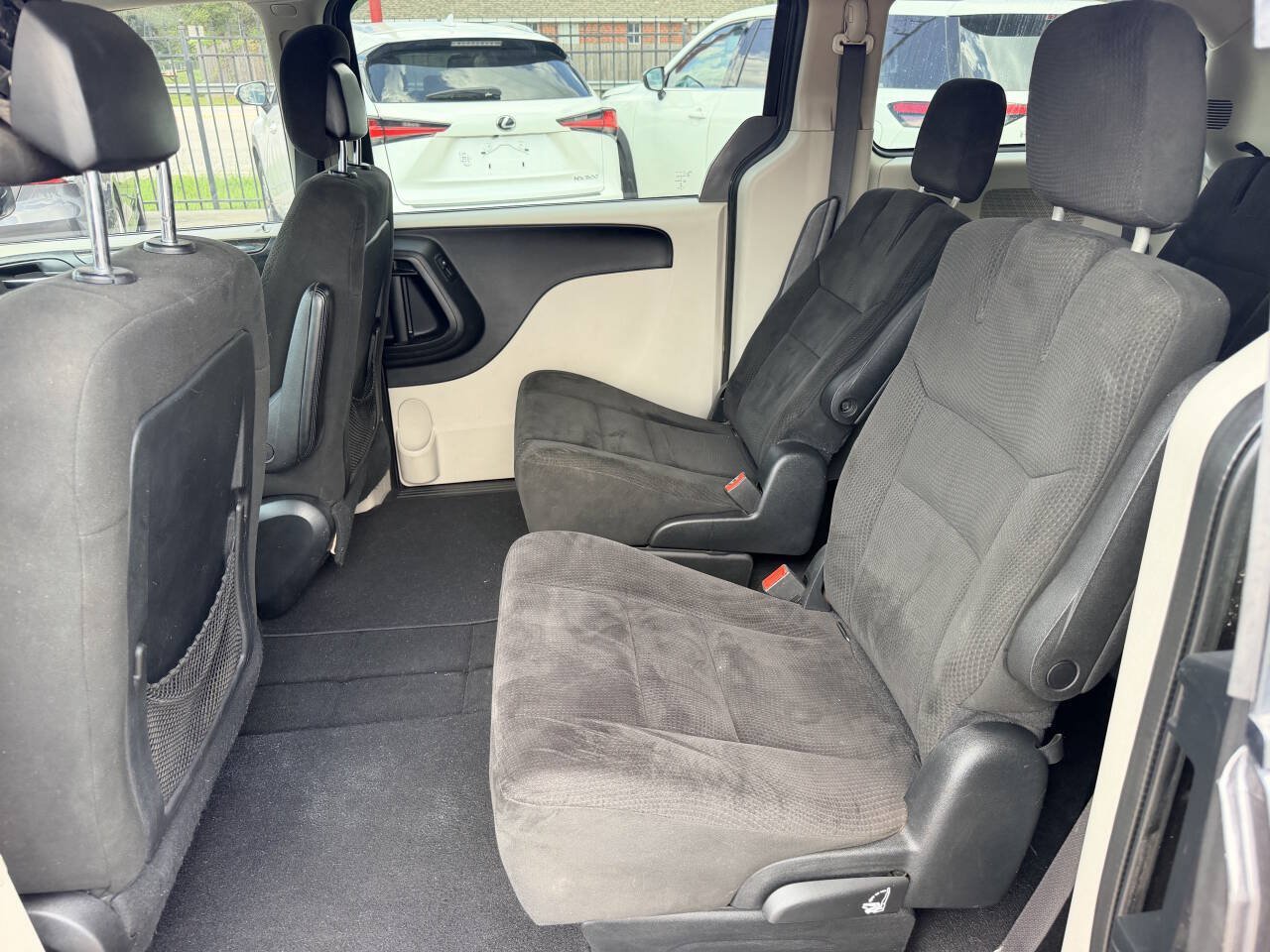 Used 2015 Dodge Grand Caravan SXT w/ UConnect Hands-Free Group FWD image 16