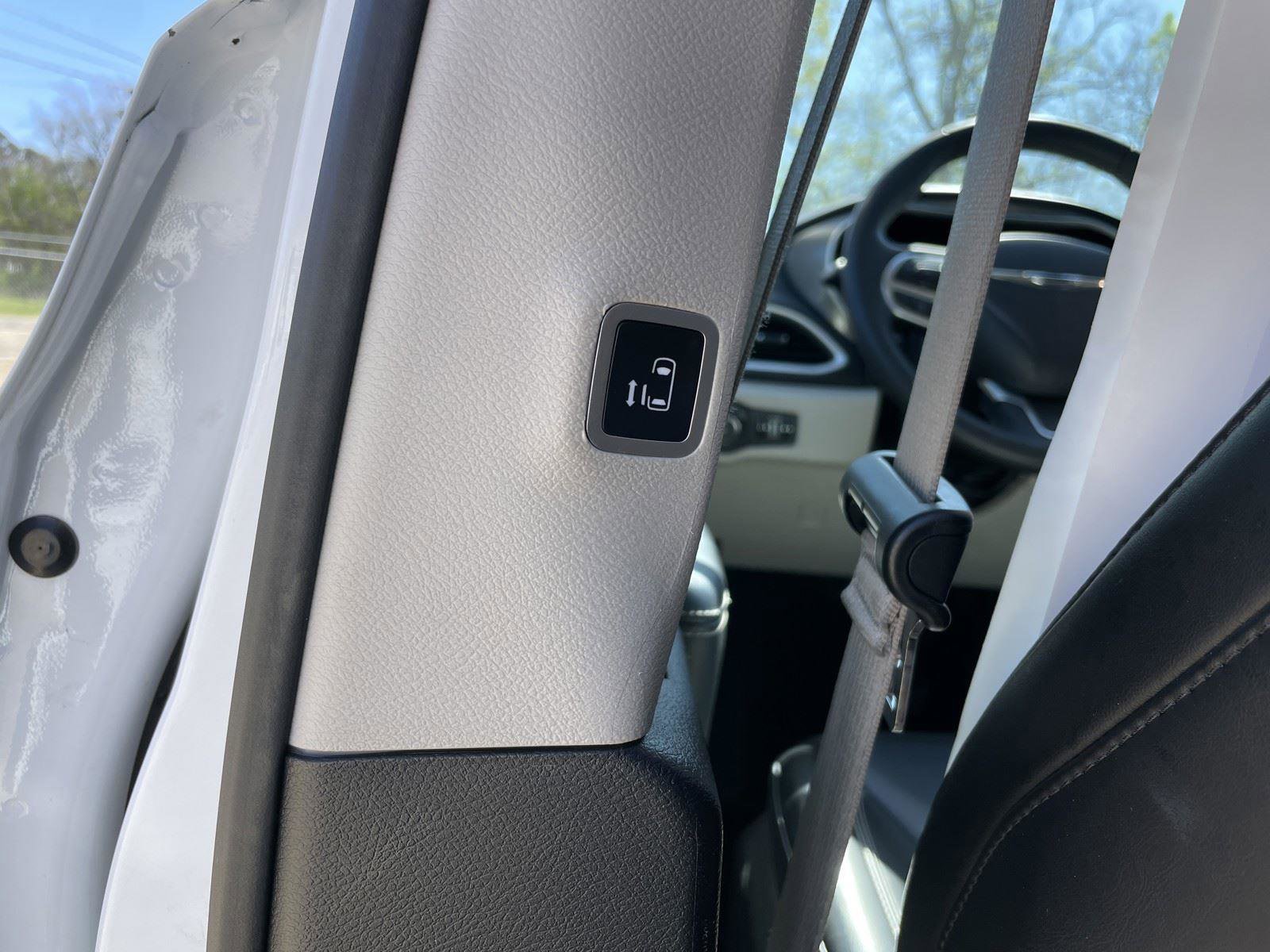 Used 2023 Chrysler Pacifica Touring-L image 41