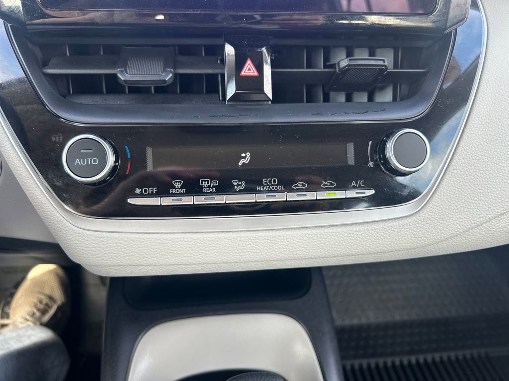 Certified 2025 Toyota Corolla LE image 28
