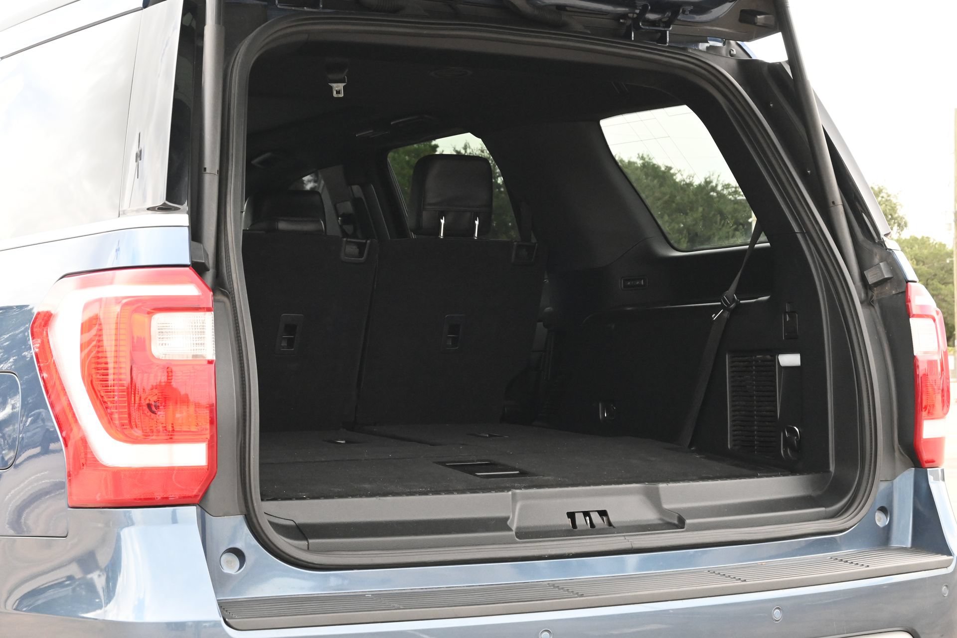 Used 2020 Ford Expedition XLT w/ Equipment Group 202A AWD/4WD image 23
