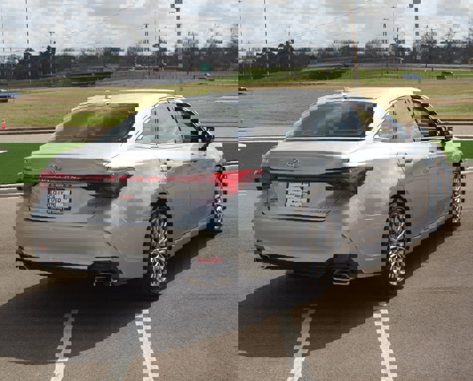 Used 2019 Toyota Avalon Limited image 14