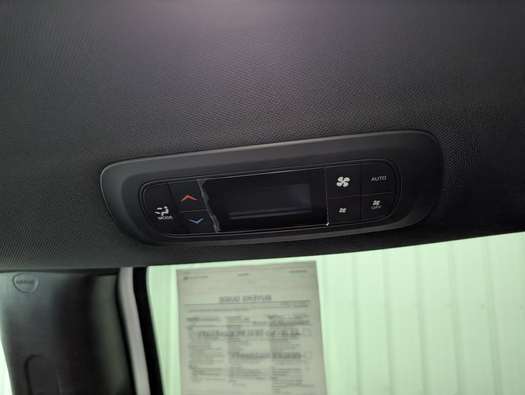 Used 2027 Chrysler Pacifica Select FWD image 11