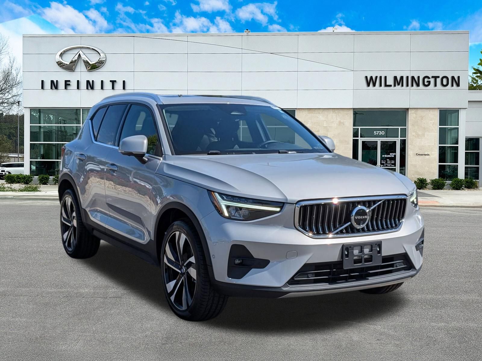 Used 2025 Volvo XC40 B5 Plus AWD/4WD video 1