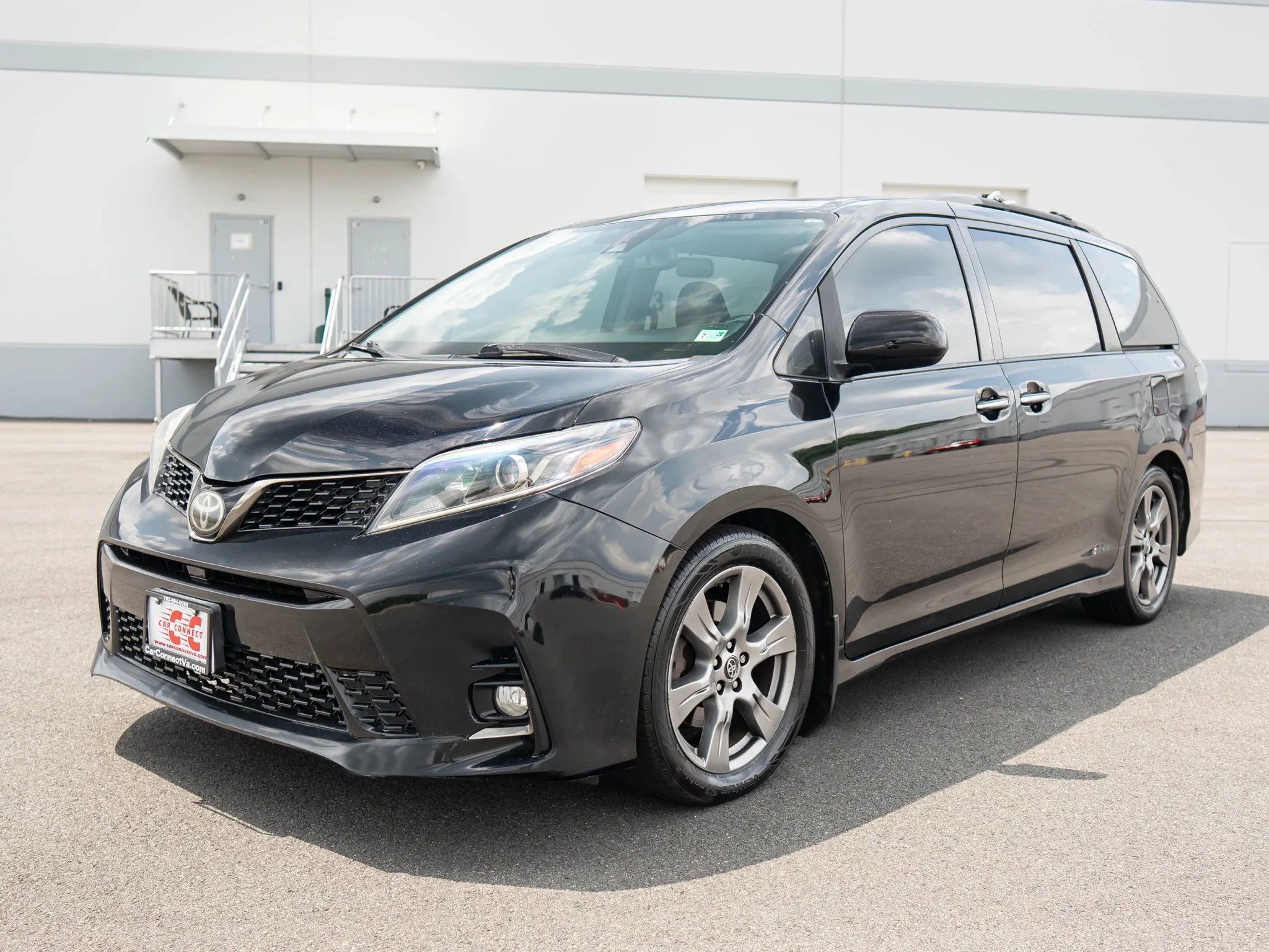 Used 2018 Toyota Sienna SE image 2