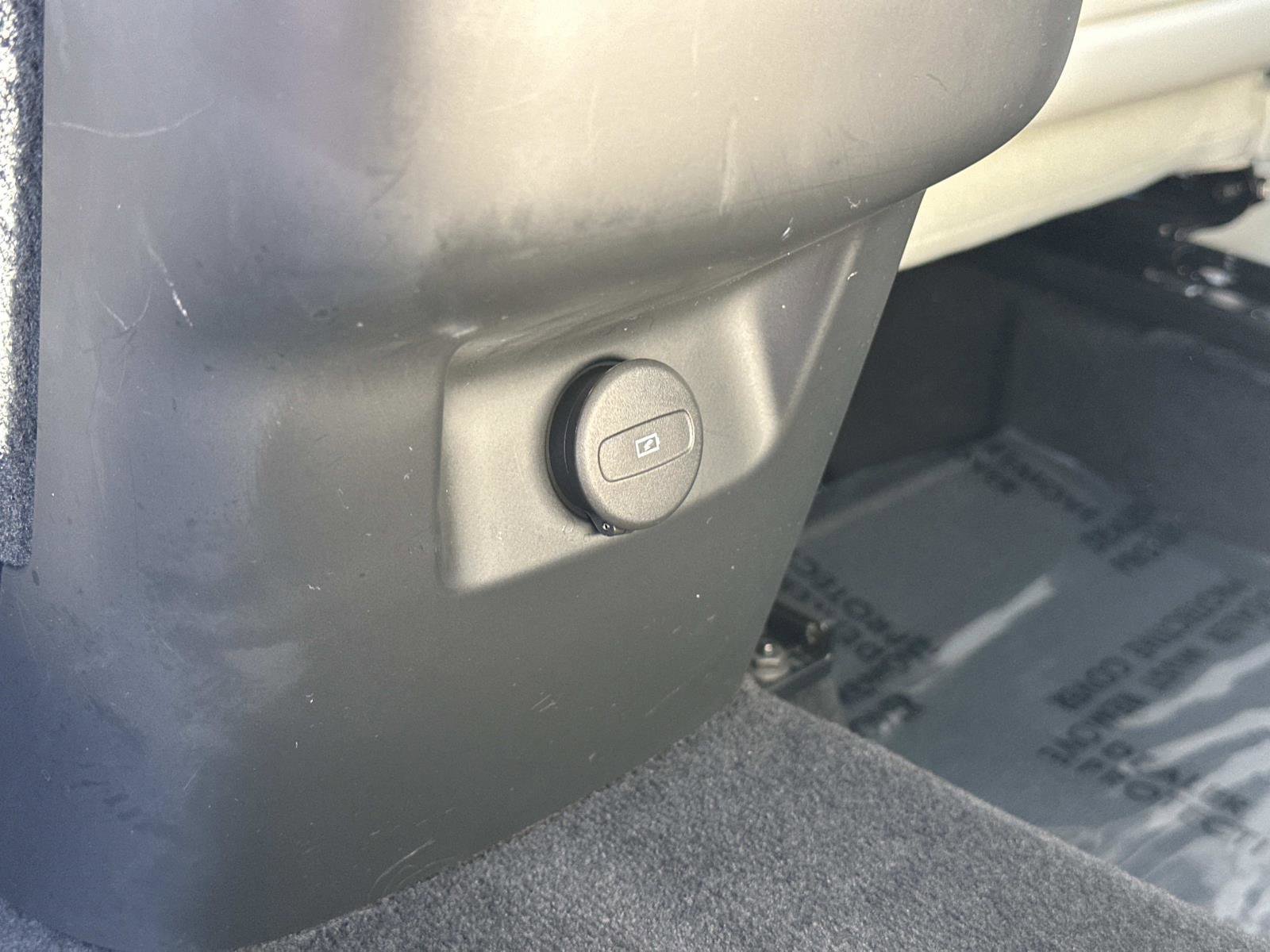 Certified 2021 Volvo XC60 T5 Momentum w/ Premium Package image 23